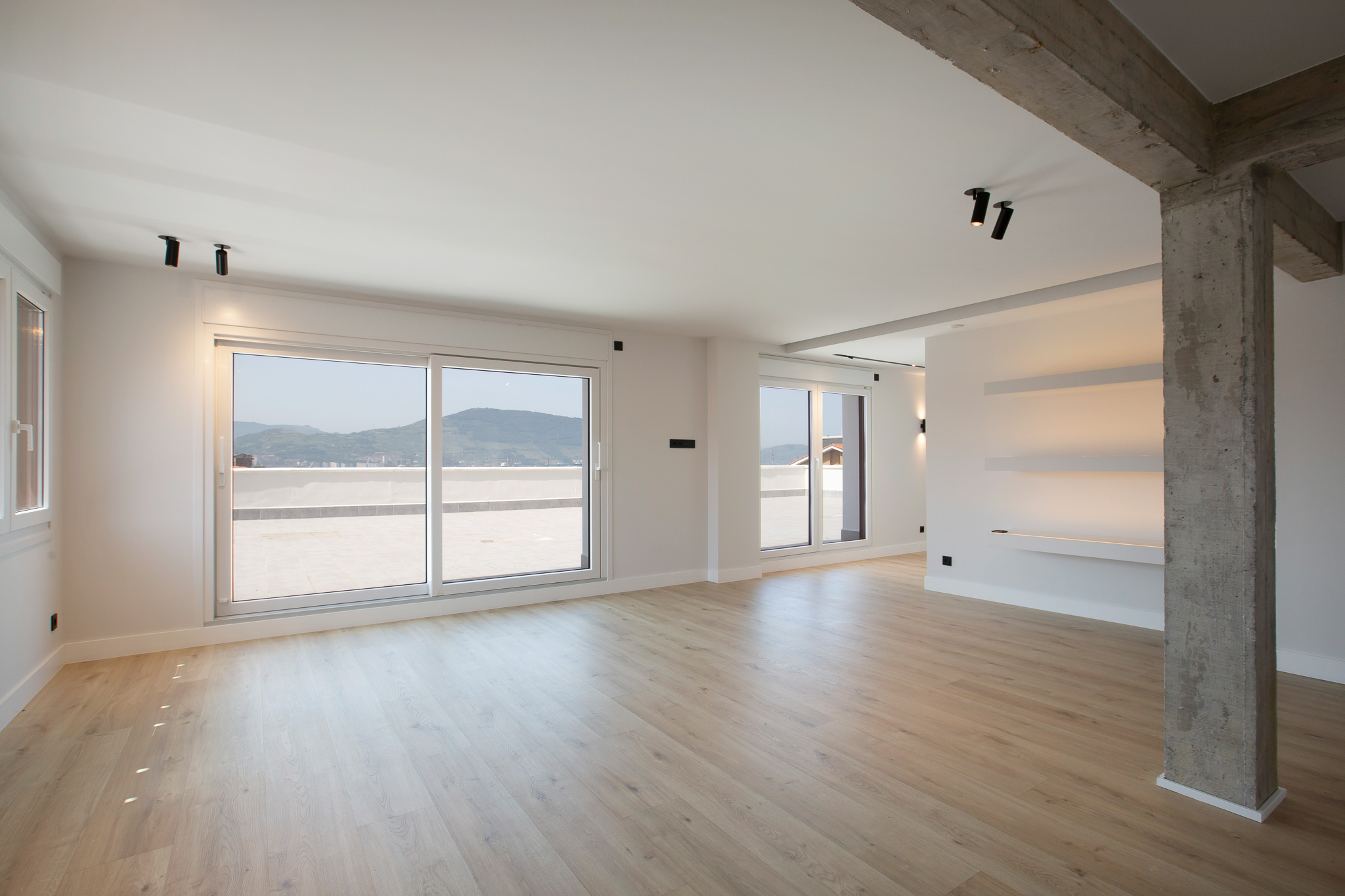 Modern apartment with terrace and sea views in Arrigunaga