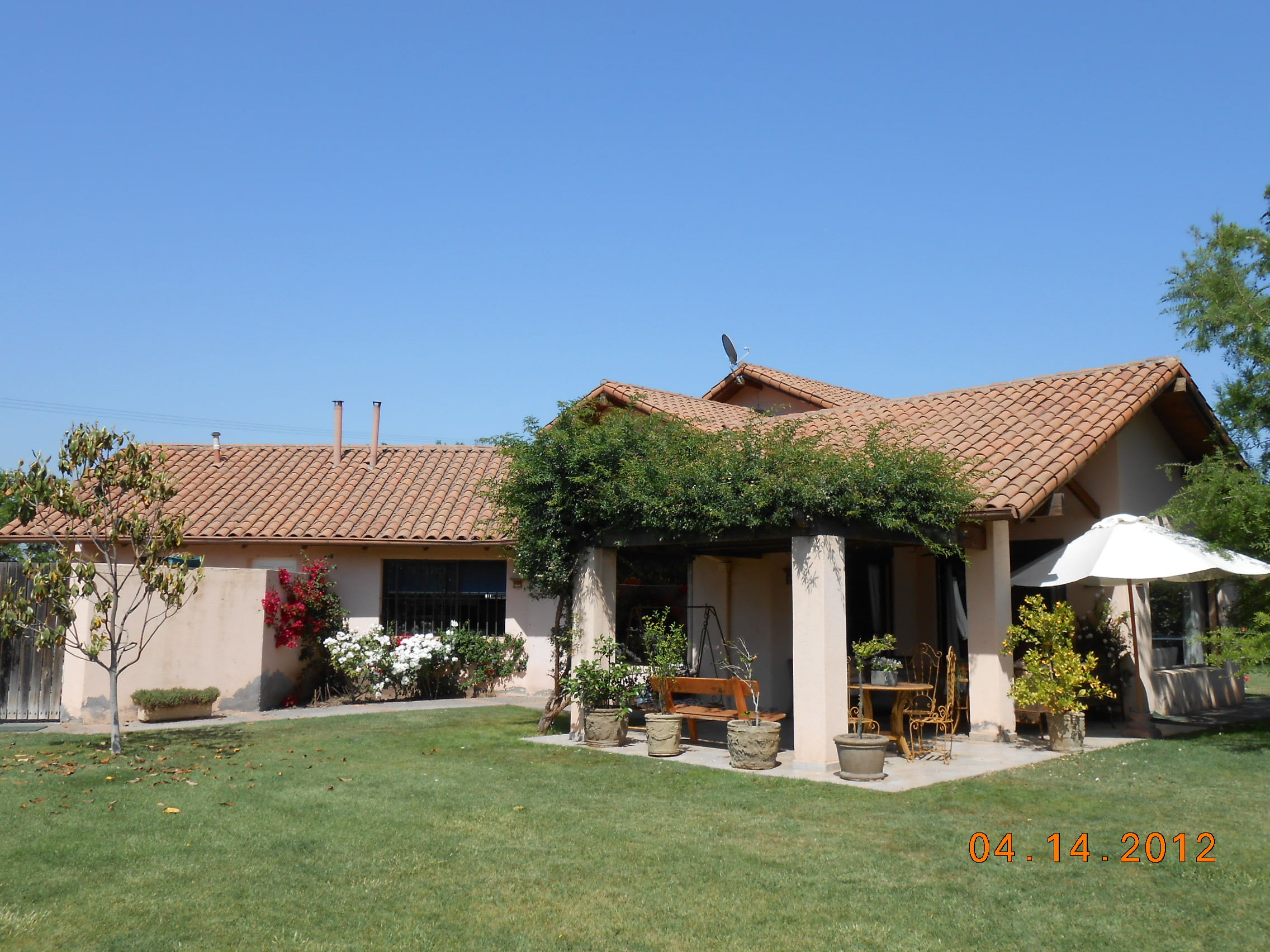 Casa Chilena con lindo jardín y casa de cuidador.