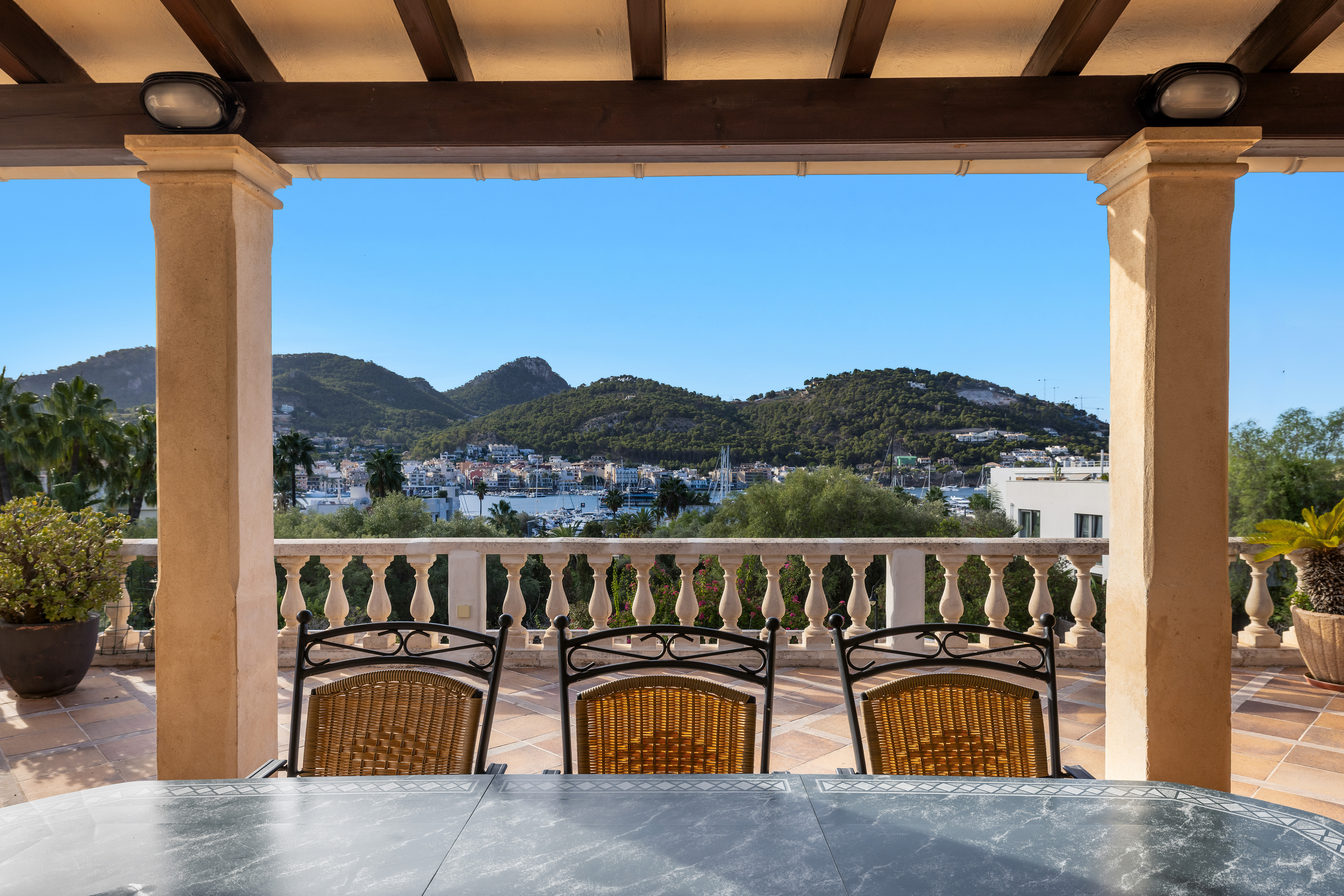 Villa mit traumhaftem Hafen- und Meerblick sowie Ferienvermietungslizenz in Port Andratx