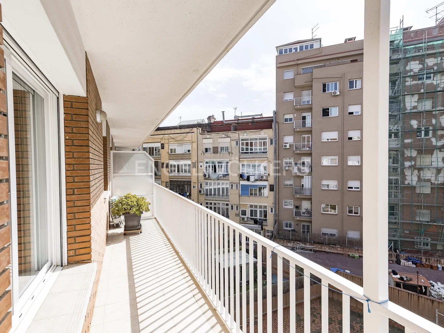 Flawless and spacious  apartment with sunny terrace and 2 parkings in Eixample