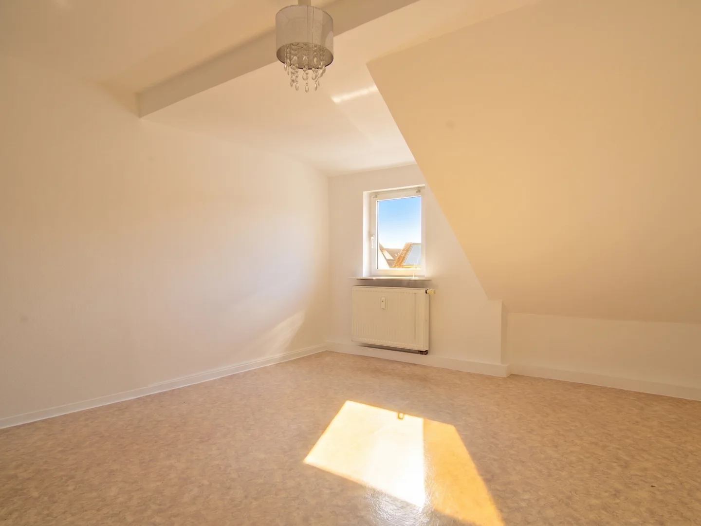 Schöne ruhige 4 -Zimmer-Wohnung mit Blick über den Dächern Bürgstadts - Photo 2