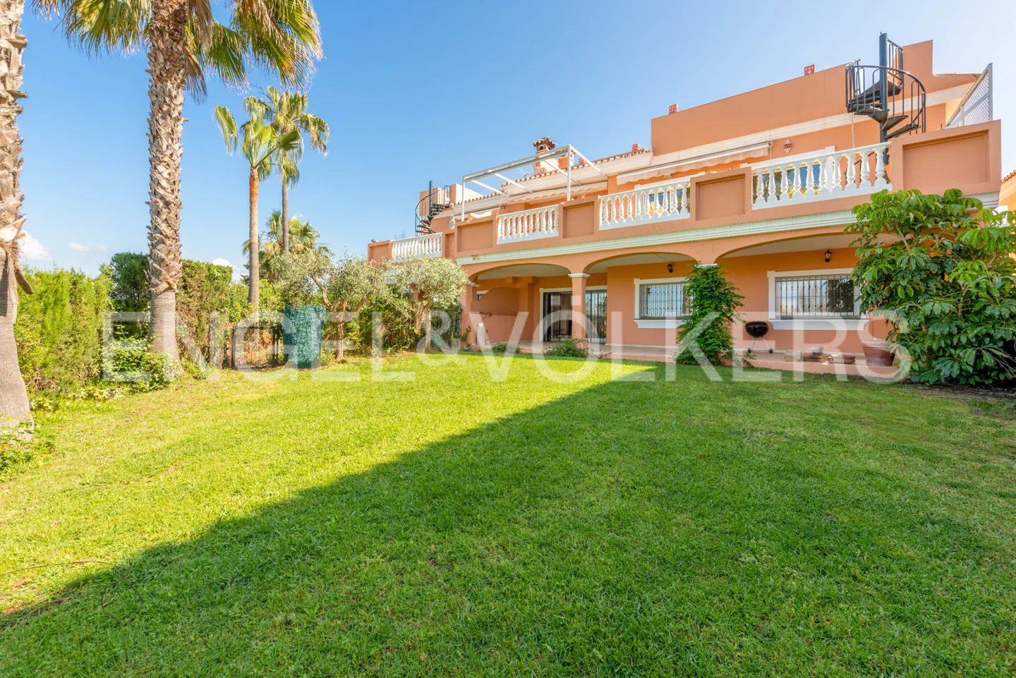 Charming gardened flat close to the beach