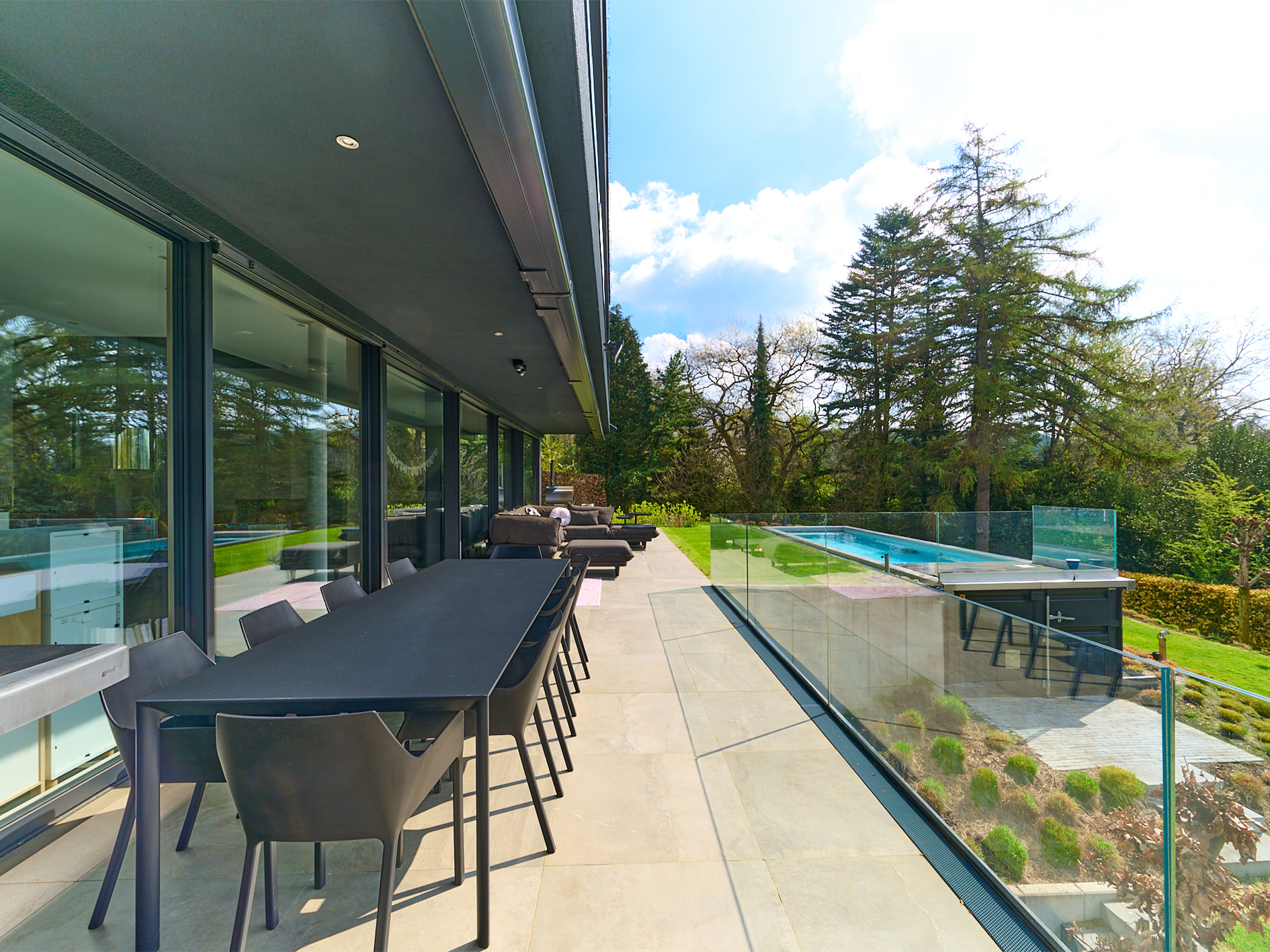 Exklusive Villa im Bauhausstil am Ahlenberg – Wohnen mit maximaler Privatsphäre