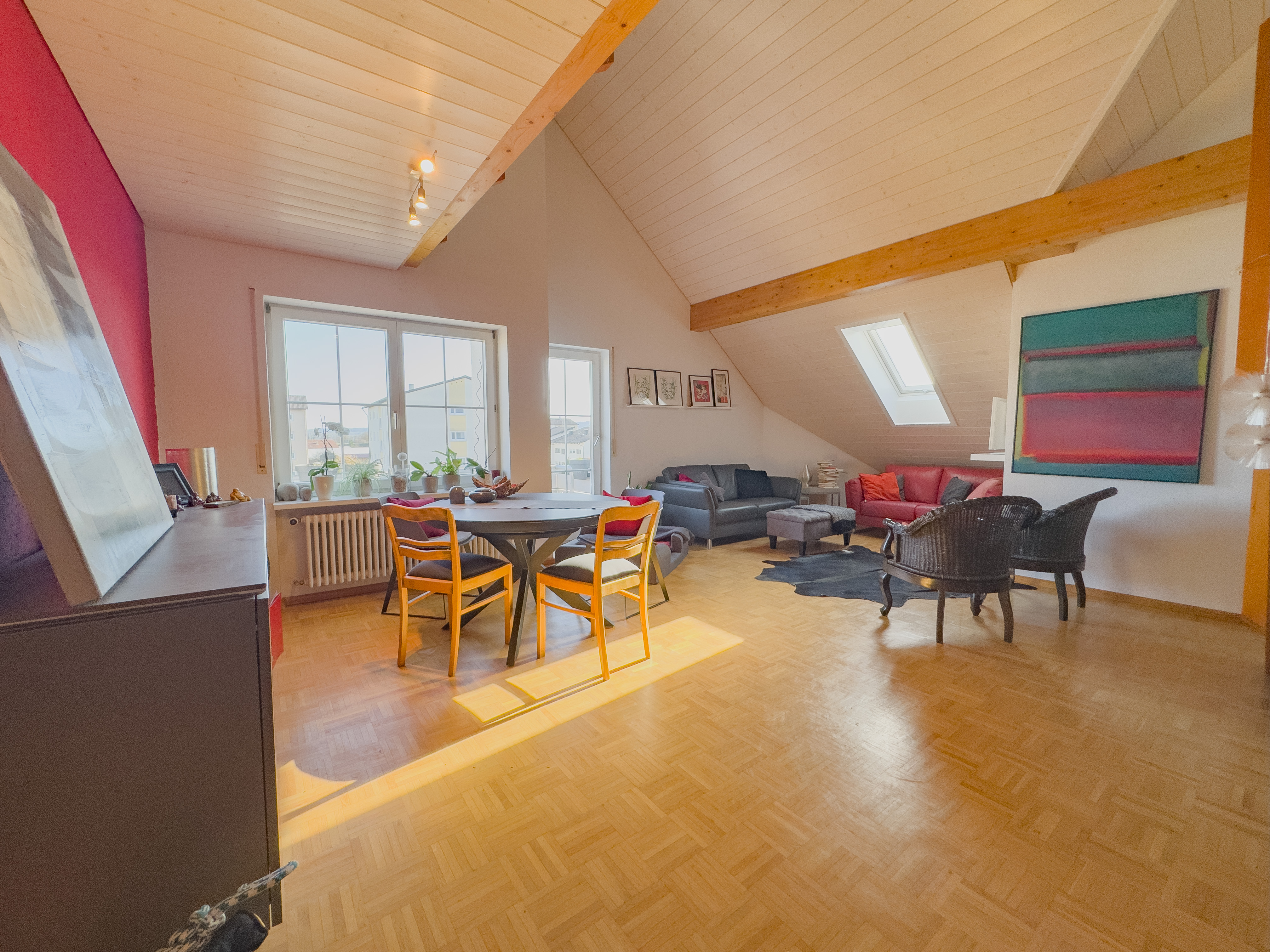 Stilvolle Maisonettewohnung mit sonnigem Balkon und Blick ins Grüne – Wohnen in attraktiver Grenzlage