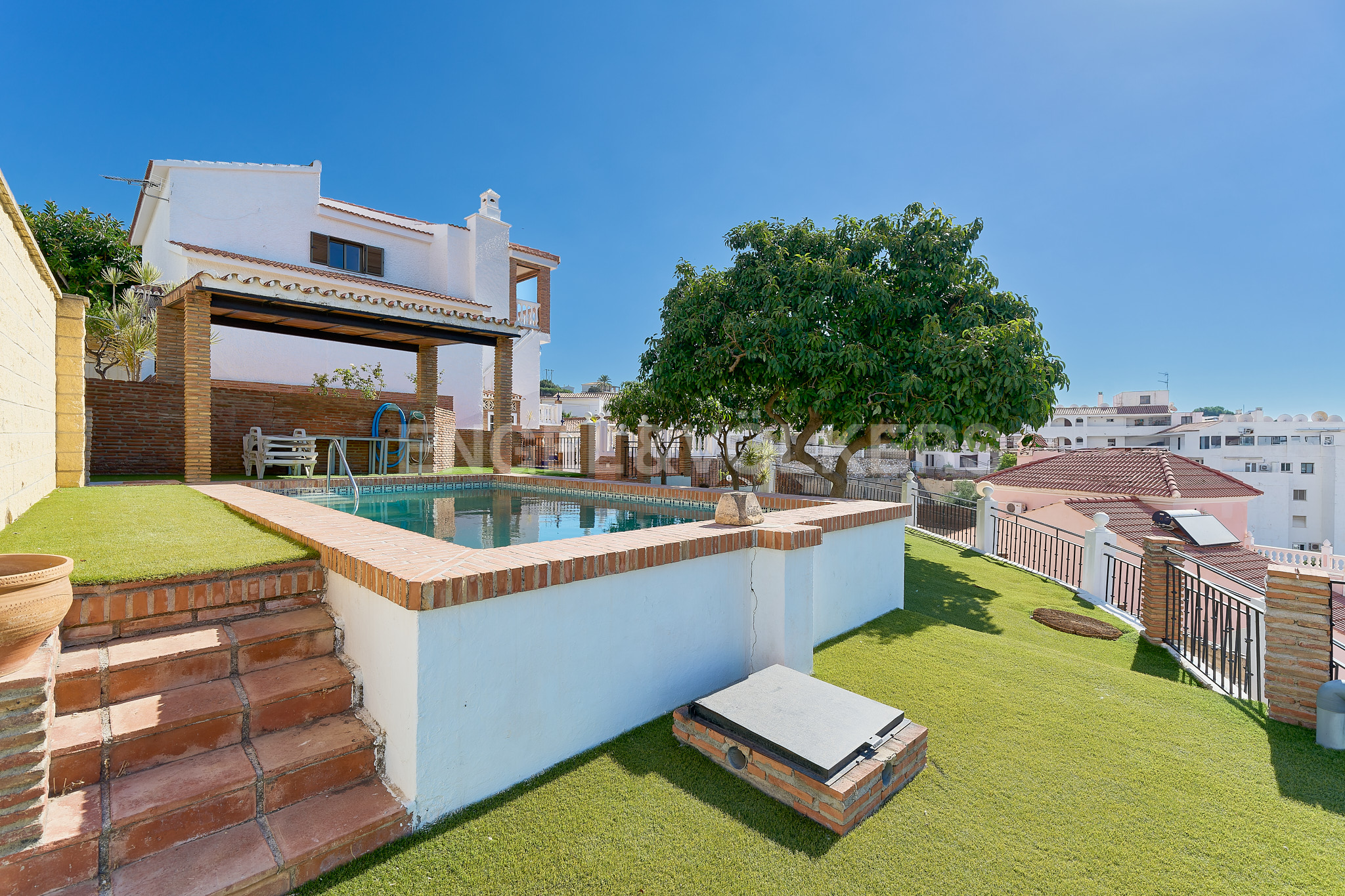 Spacious 4-bedroom detached house with pool and open views