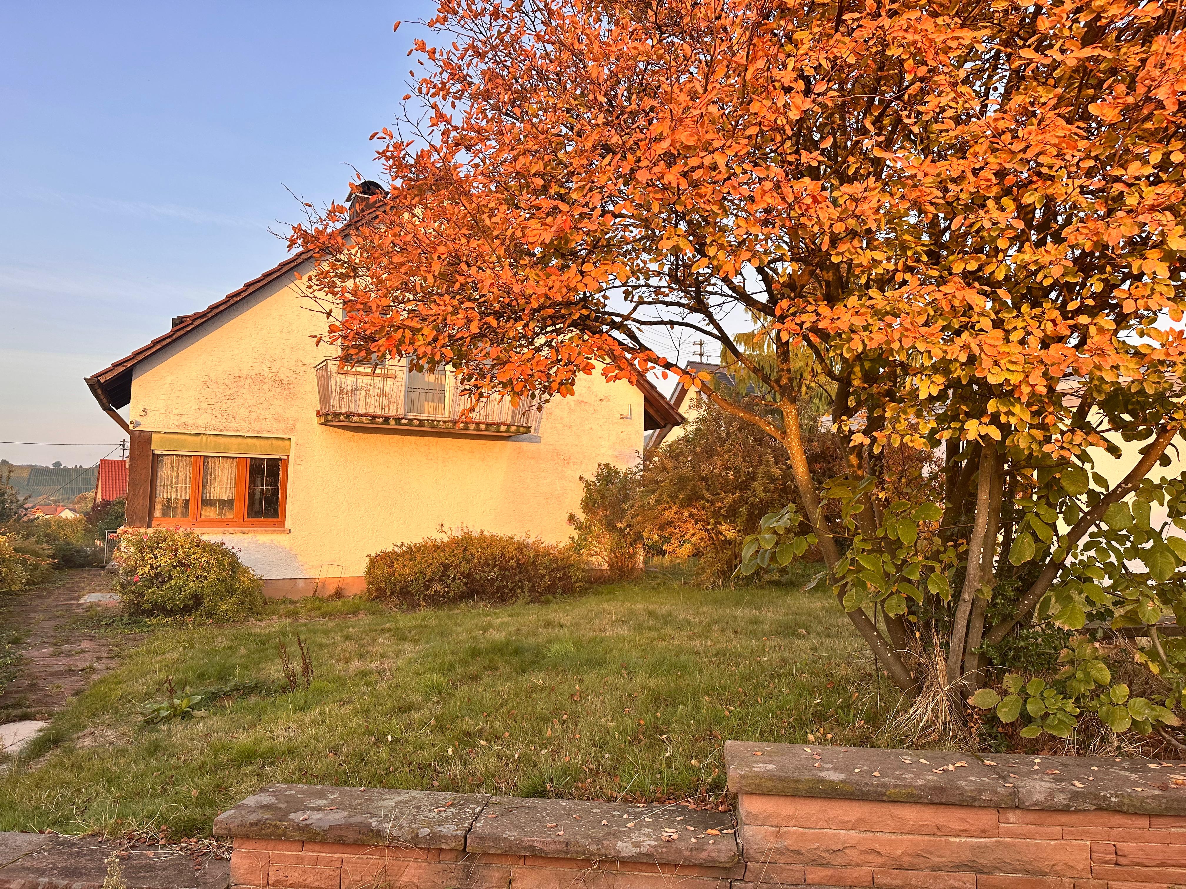 Freistehendes Haus auf Traumgrundstück in begehrter Reblandgemeinde