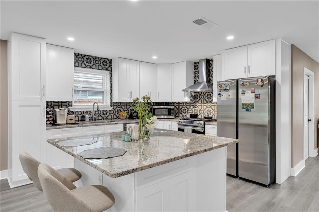Move-in ready, centrally located in the heart of Metairie!