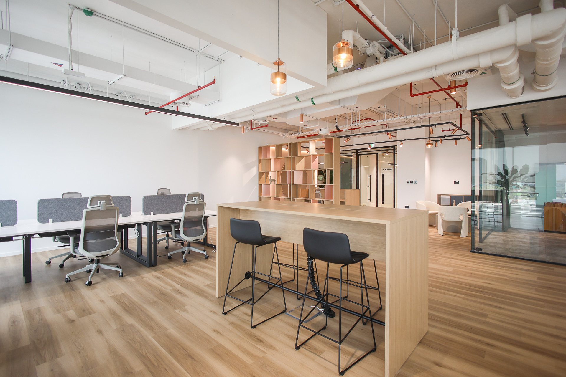 Plug-and-Play Workspace  | Zero Service Charges