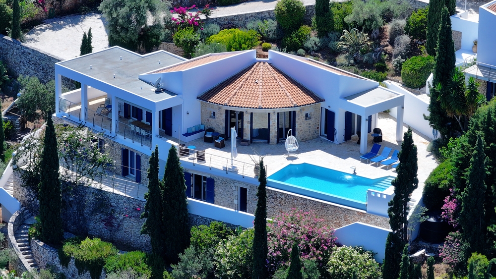 Παραθαλάσσιο οικόπεδο με 2 βίλες, ιδιωτική πρόσβαση στη θάλασσα και πισίνες στη Σύβοτα, Λευκάδα