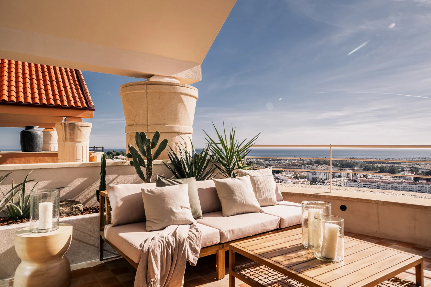 Nueva Andalucia:  Modern duplex penthouse with spectacular sea, golf and mountain views