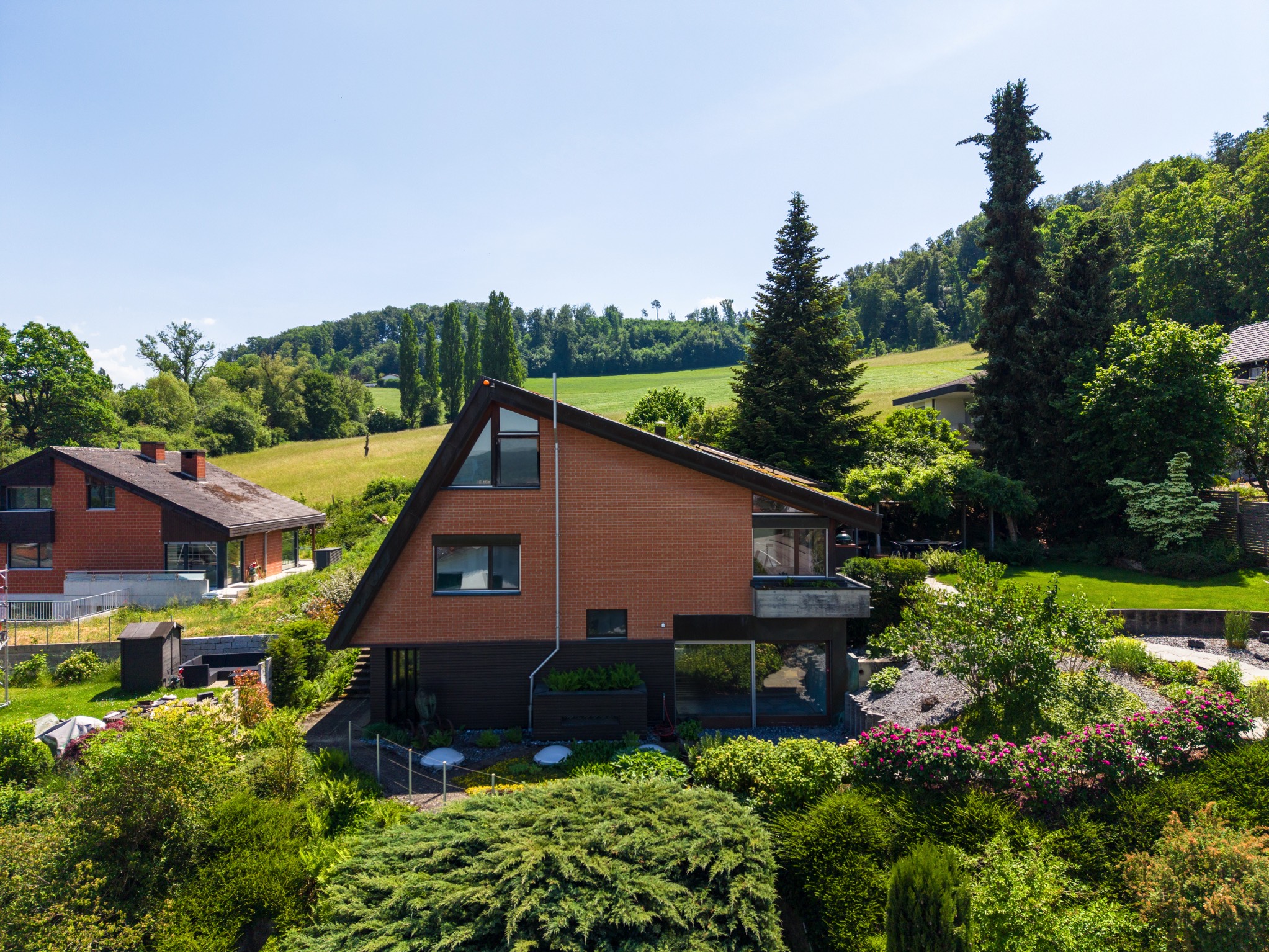 Detached family home in a prime location with building land