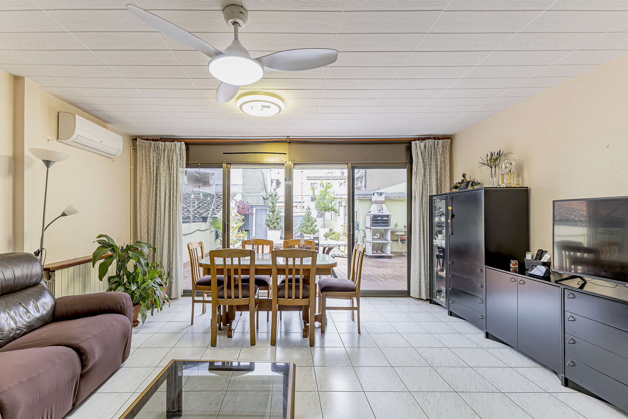 Exklusives Haus mit großem Potenzial, privater Terrasse und Gewerbefläche im Zentrum von Canovelles