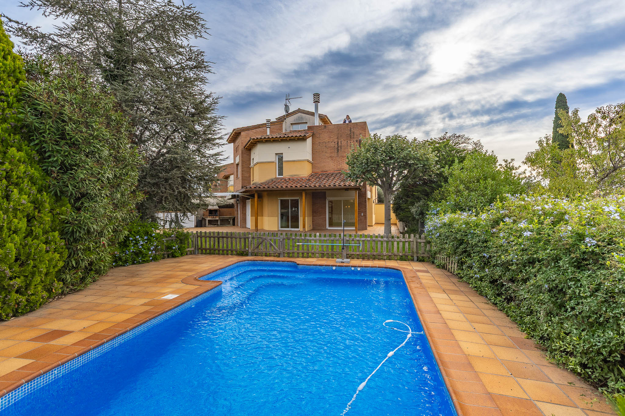 Luminosa casa con piscina y jardín privado en La Garriga