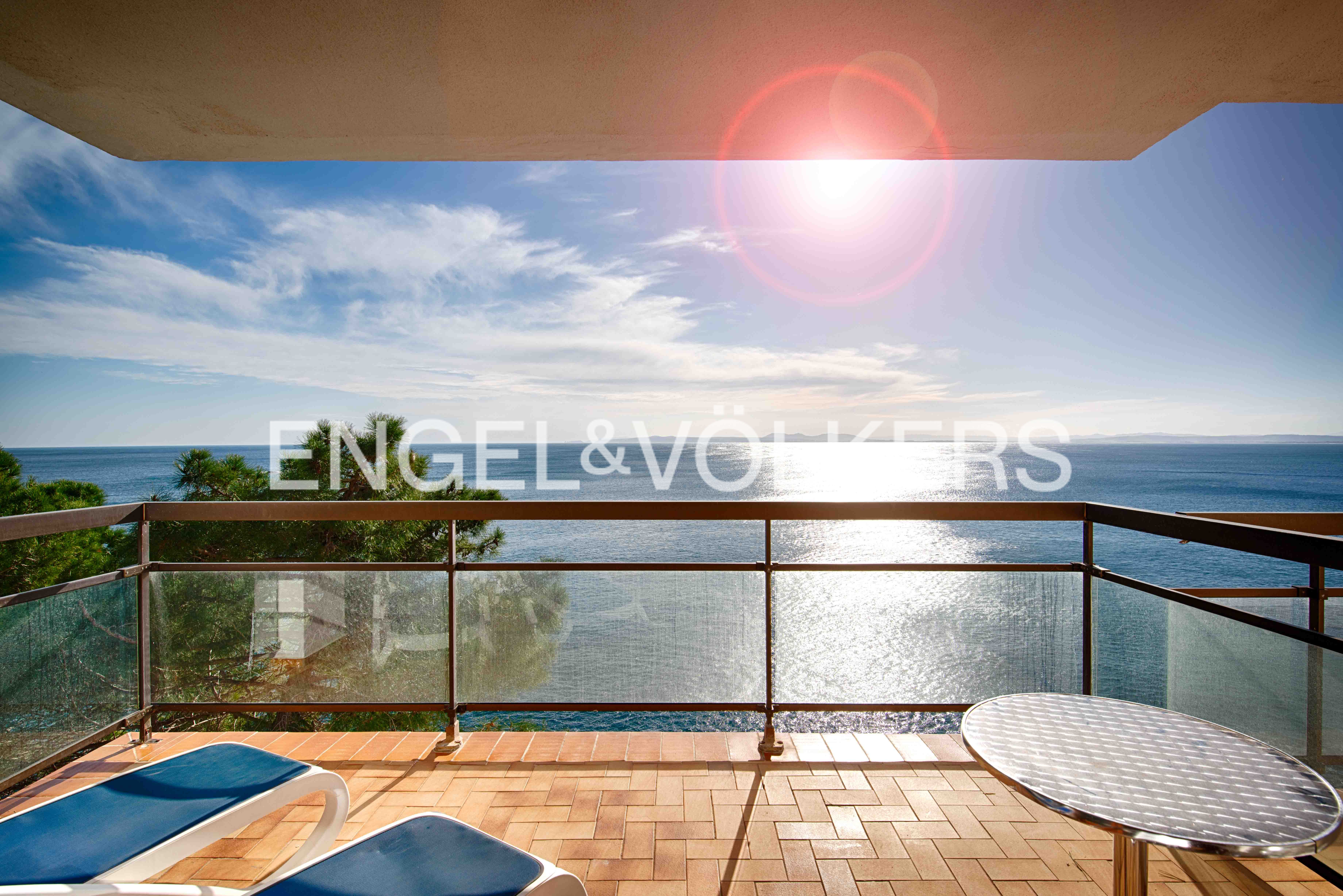 Casa adosada de 3 plantas en primera línea de mar en Roses.