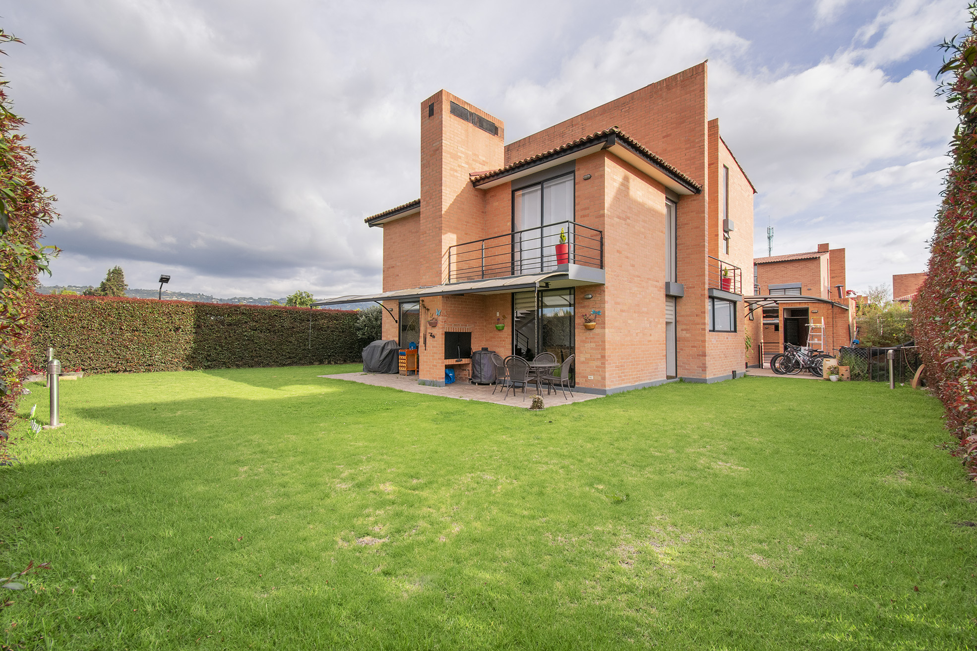 Se vende casa con amplio terreno en Chía