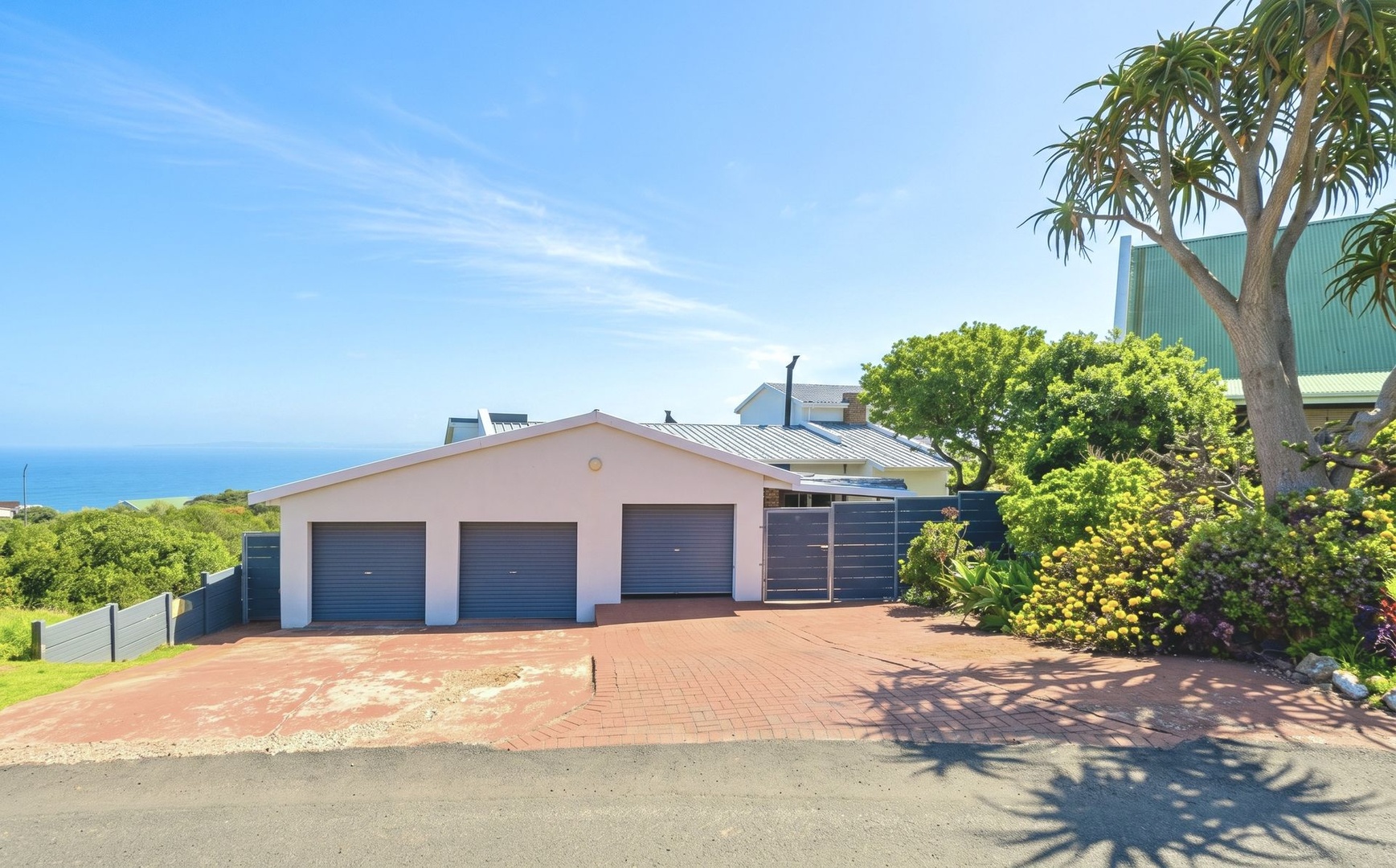 Prime Coastal Investment: Sweeping Ocean Views & Unrivalled Versatility