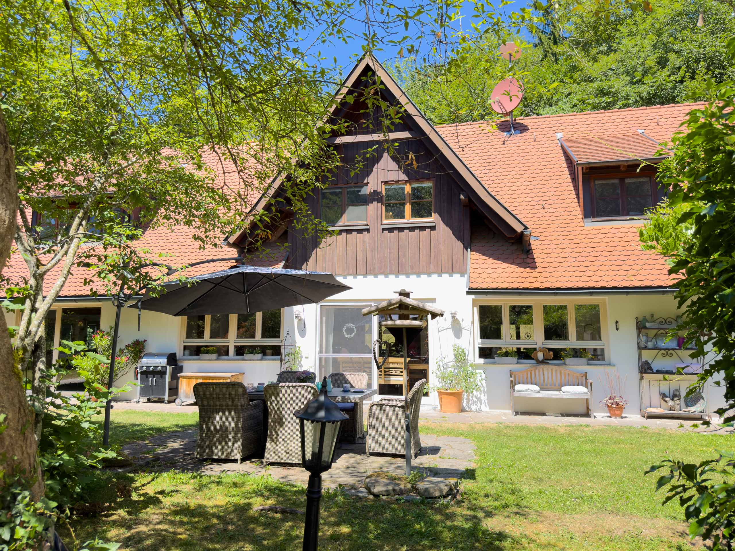Großzügiges Wohlfühlhaus - Kleinod - in Bergatreute: 6,5 Zimmer, Kamin, Südwest-Balkon, Terrasse & Garten – lichtdurchflutet, modernisiert und ruhig im Grünen nahe Ravensburg & Bodensee