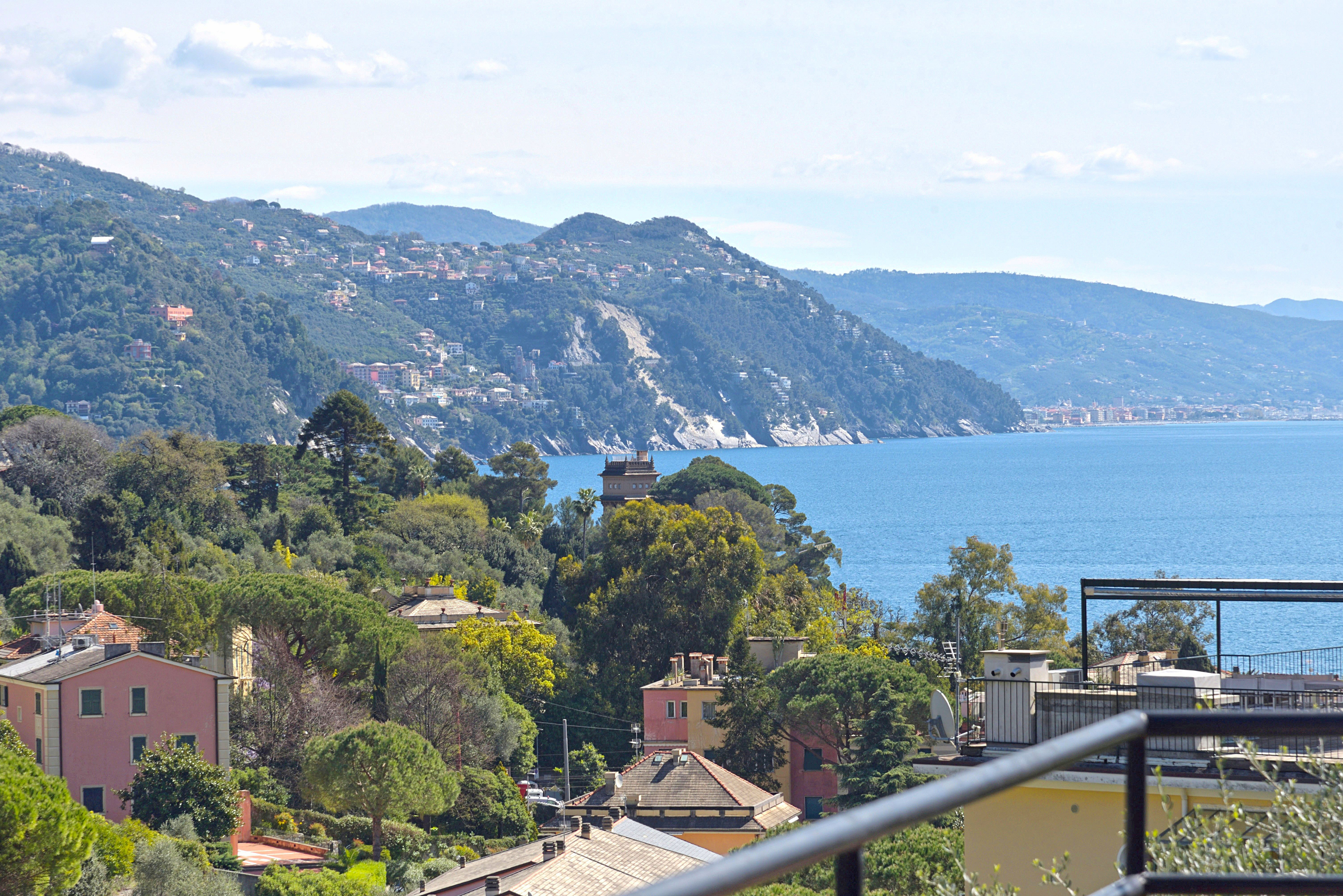Sea-view apartment in greenery