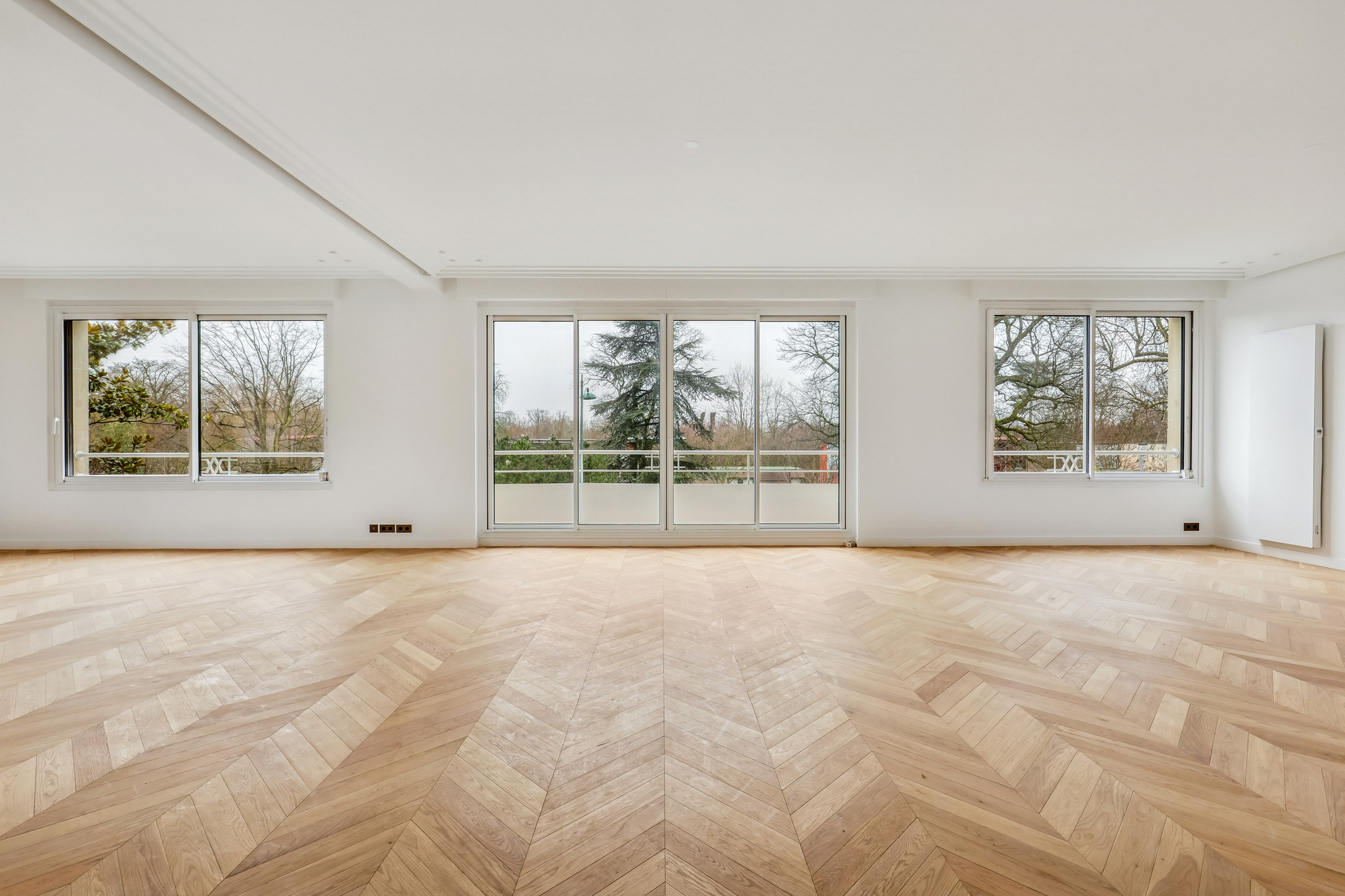 Prestigious family apartment with a continuous balcony in the 16th arrondissement