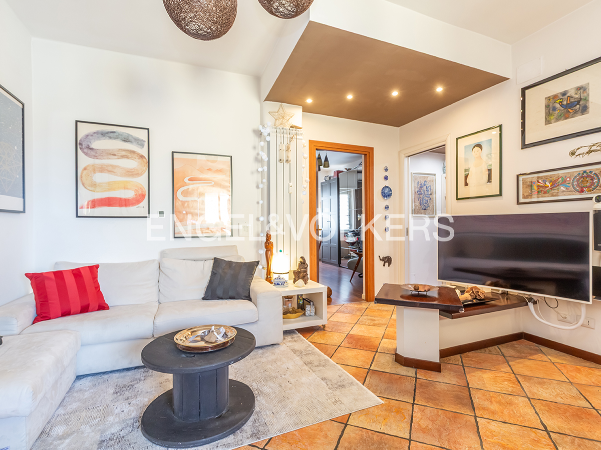 Light, views and comfort: an exclusive top-floor apartment with views all the way to the mountains