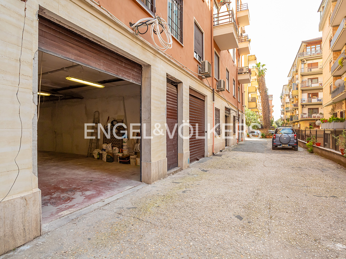 Locale commerciale spazioso con canna fumaria