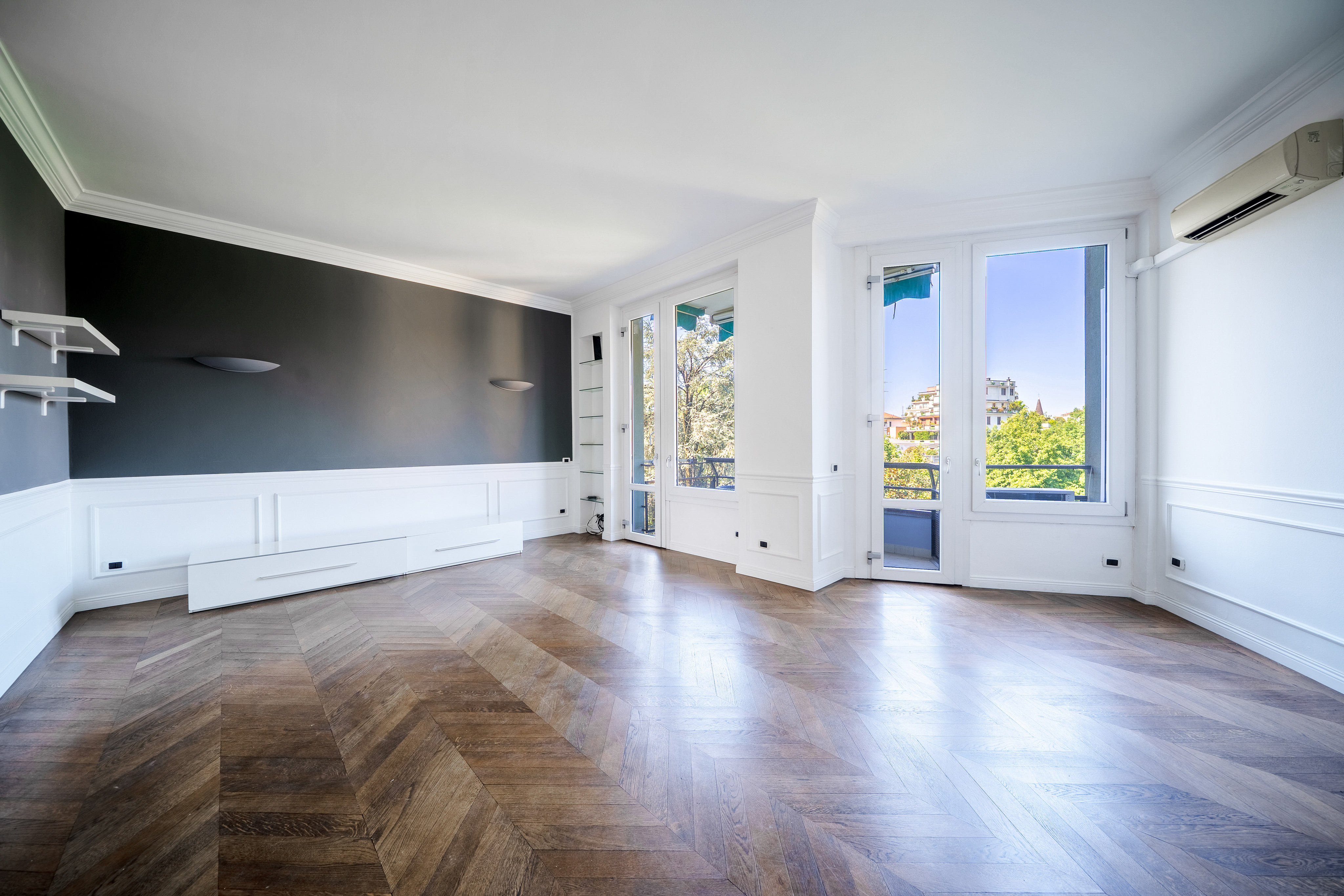 Quiet and bright executive three-room apartment in Via Turati