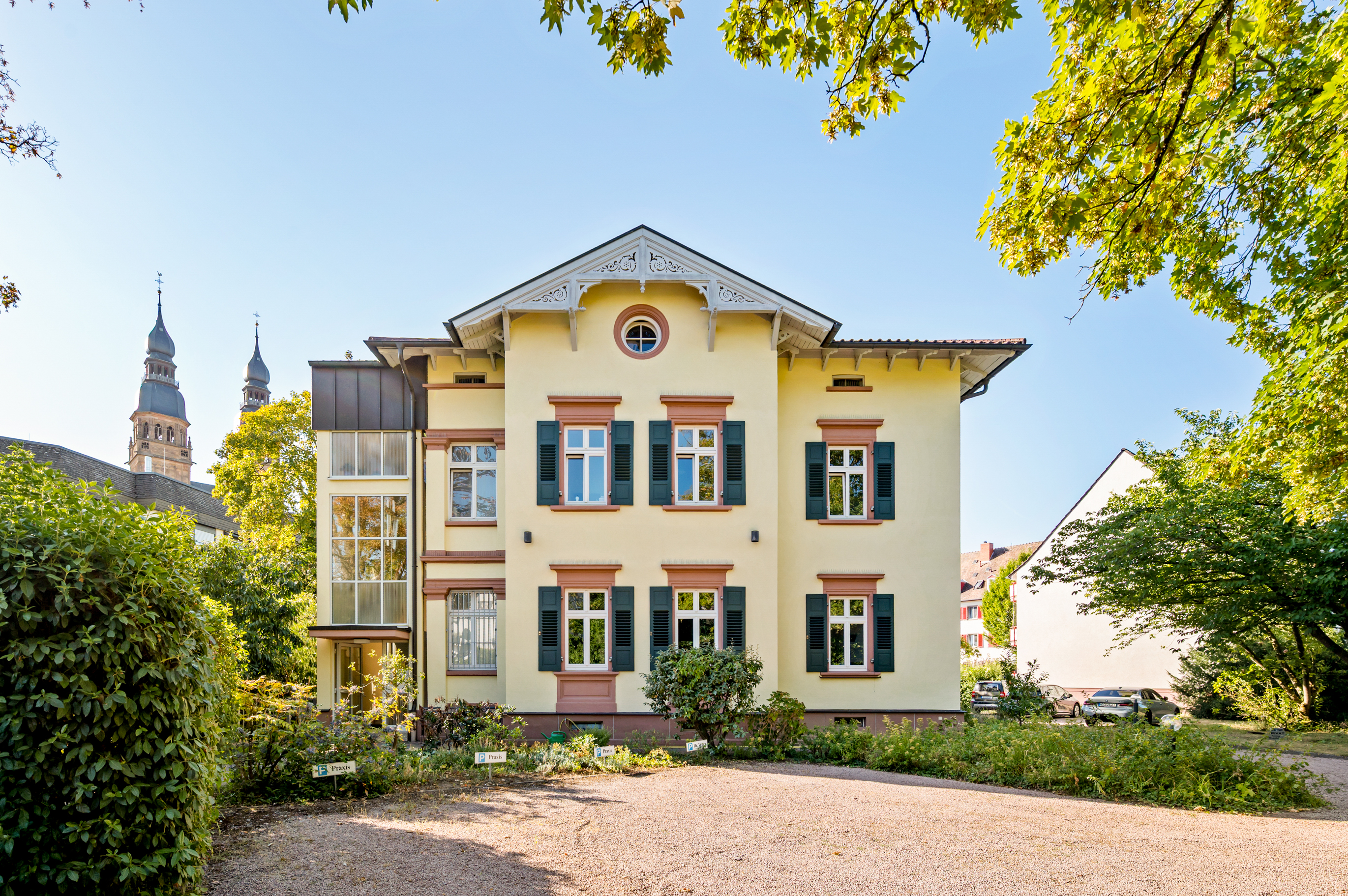 Stadtvilla: Renovierte 3,5-Zimmer Wohnung auf Wunsch zzgl. separates 2 Zimmer-Apartment