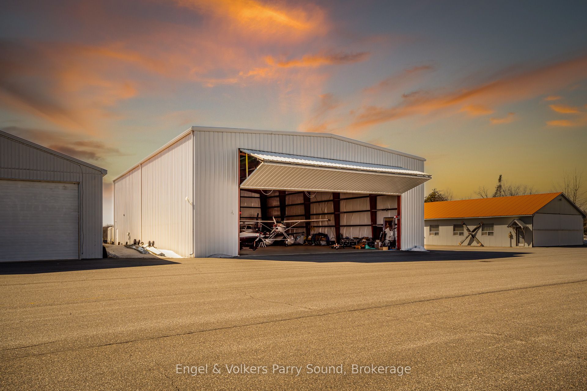 Airplane Hanger - Parry Sound Area Municipal Airport