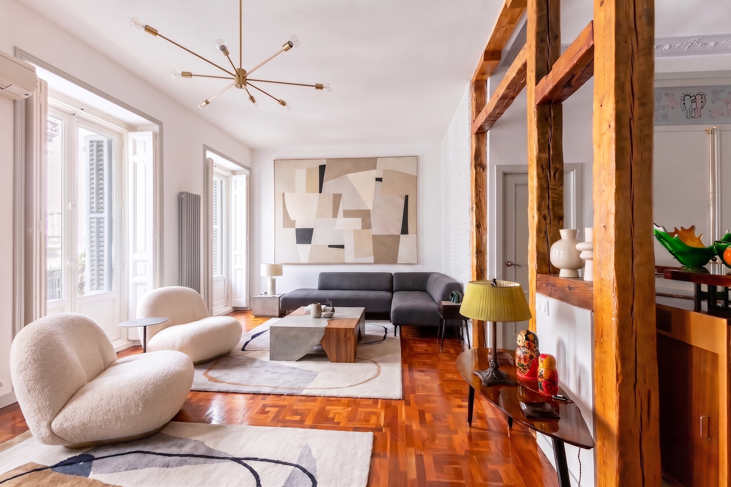 Elegant exterior home in a stately building in Embajadores
