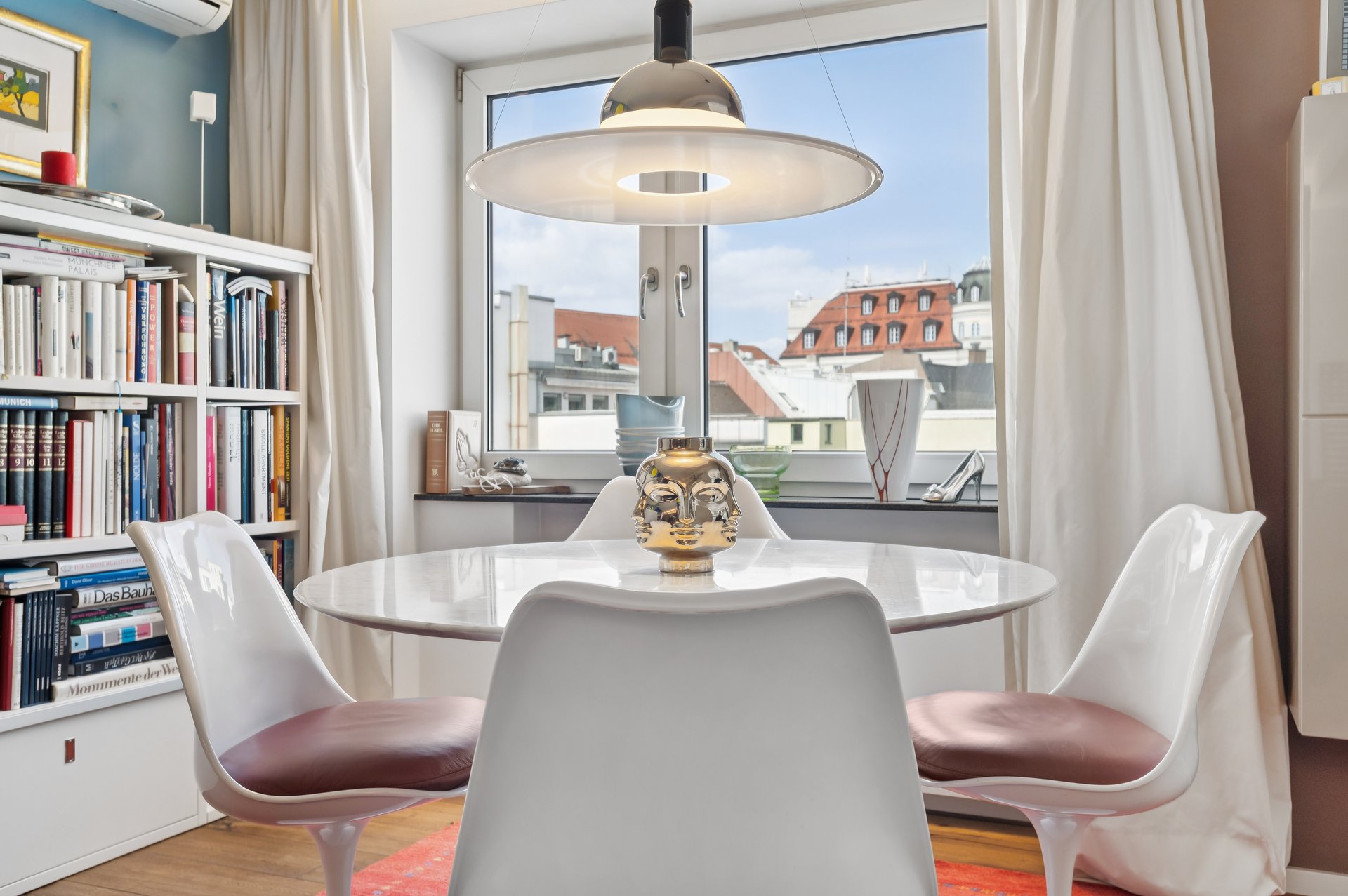 Prime valley location – stylish condo with two balconies and a quiet inner courtyard orientation