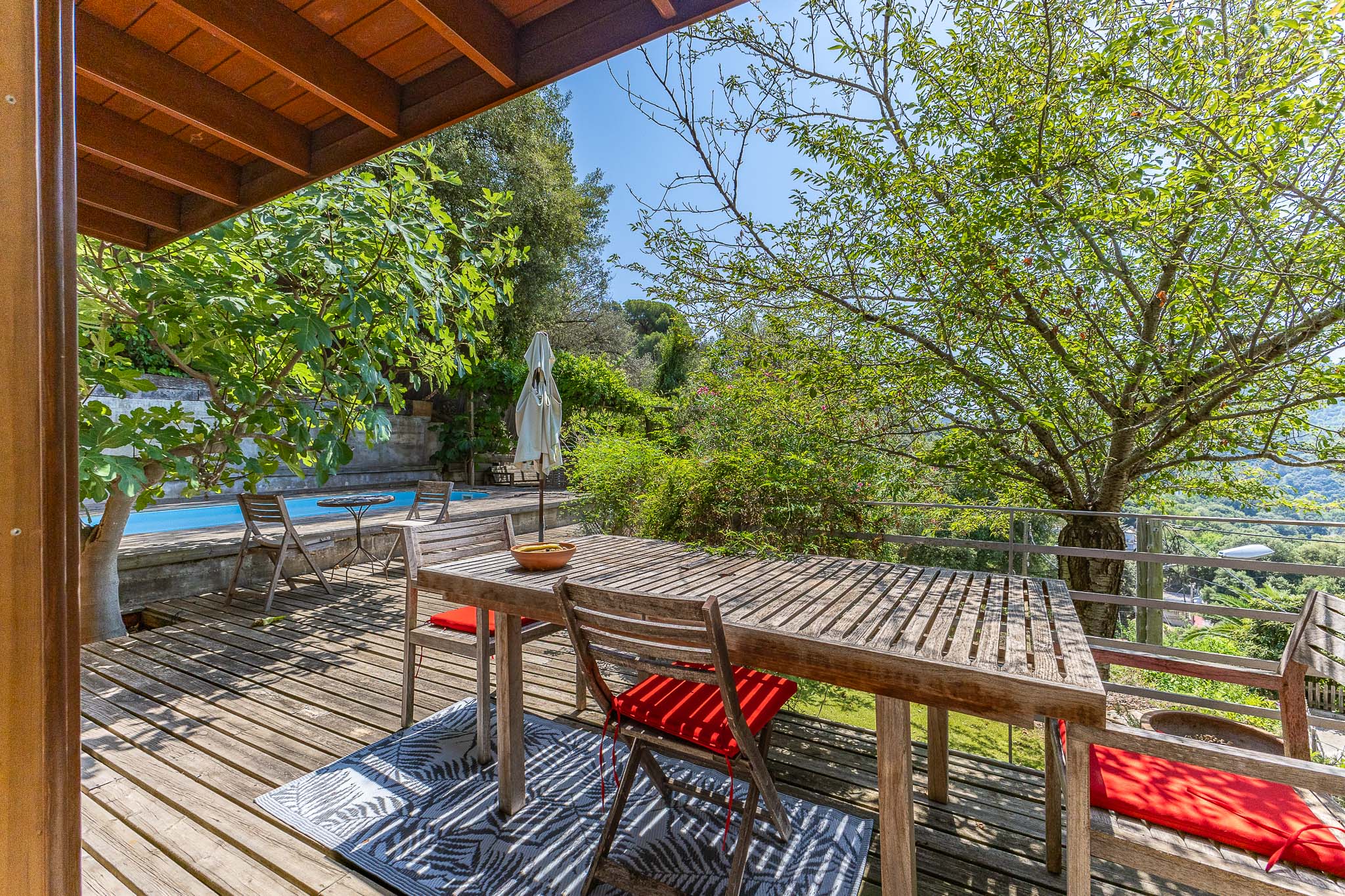 Charming Finnish house with a pool in the heart of Collserola