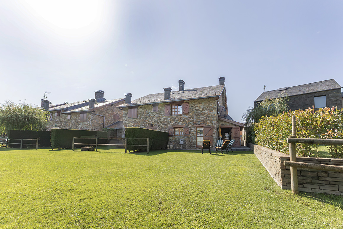 House with a large shared area in Llívia
