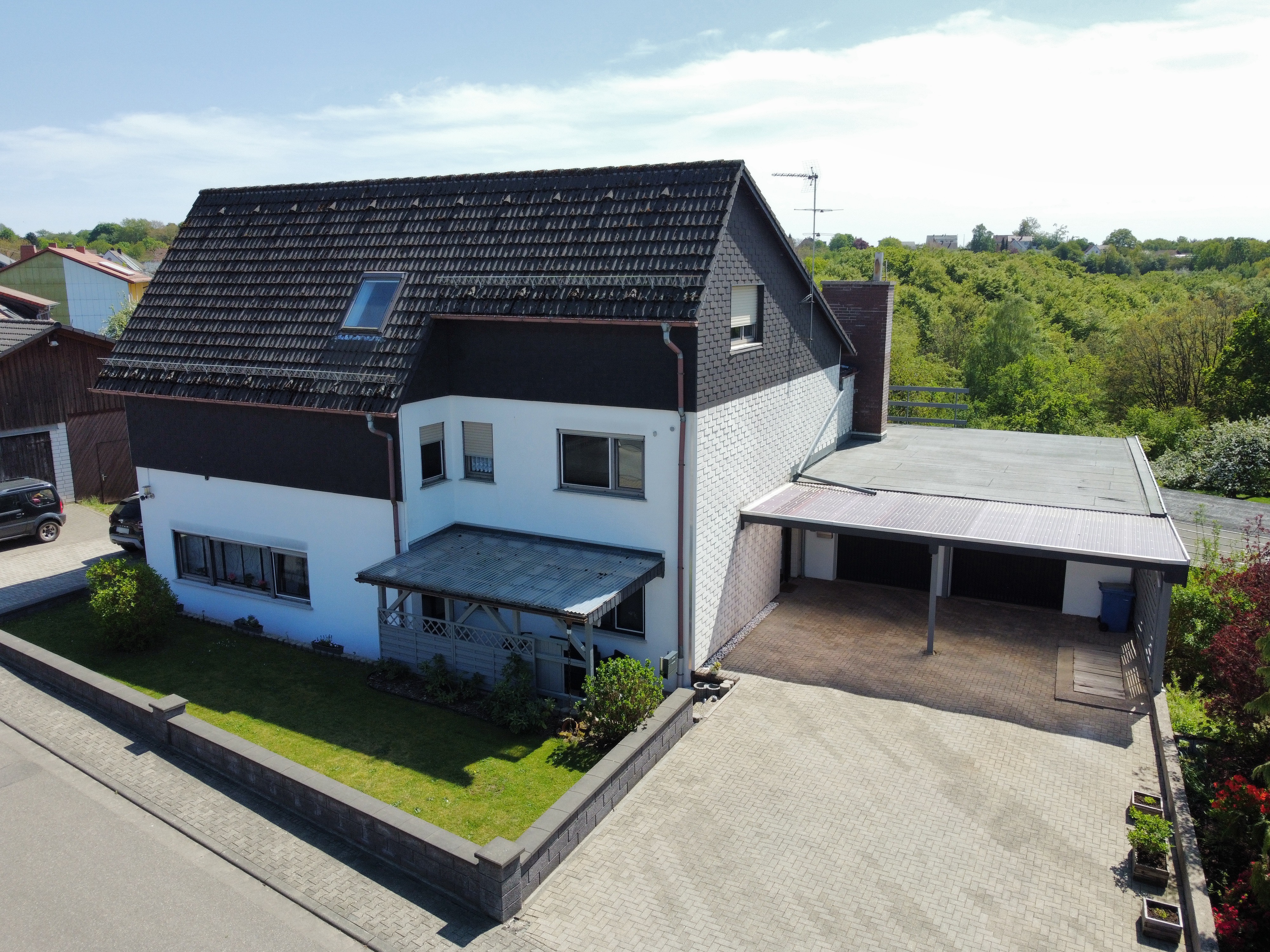 Großzügiges Einfamilienhaus mit Einliegerwohnung und traumhaftem Weitblick!