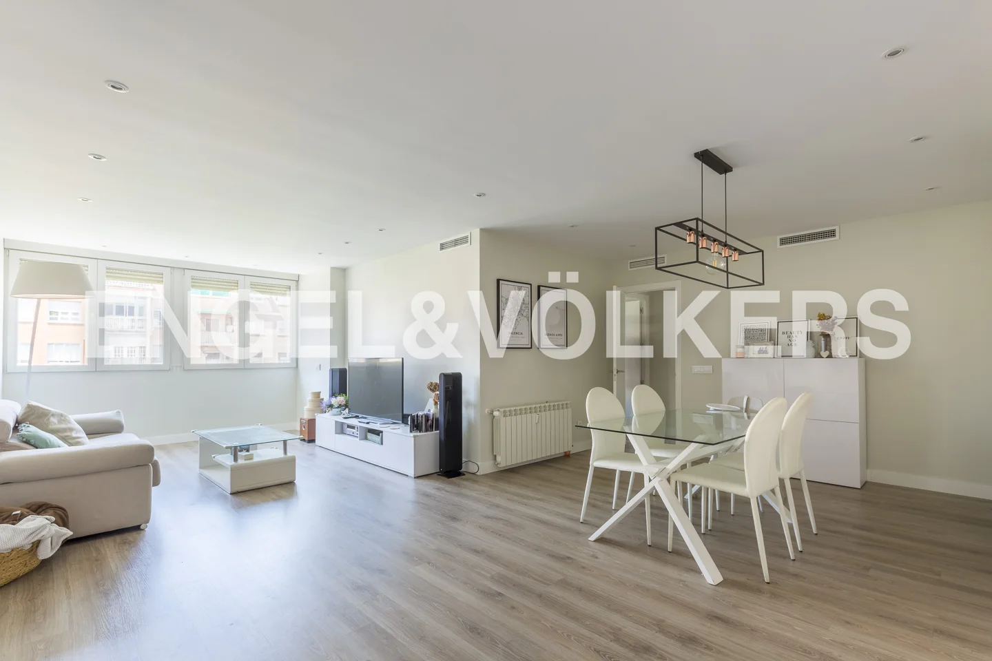 Fabulous spacious exterior apartment completely renovated in Salamanca with garage and storage room