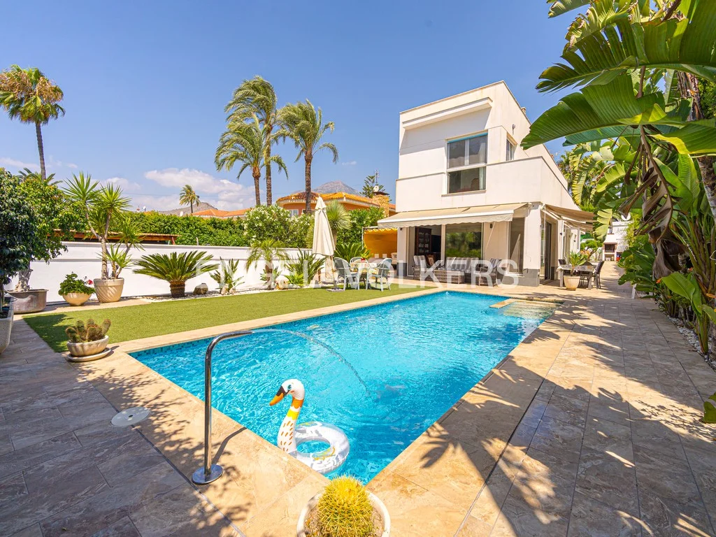 Espléndida villa con piscina en la Urbanización Coblanca en Benidorm