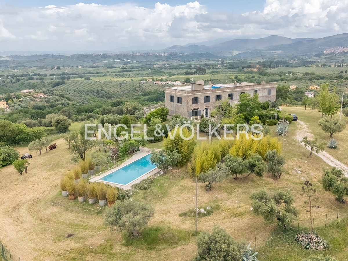 Beautiful farmhouse overlooking the Roman countryside
