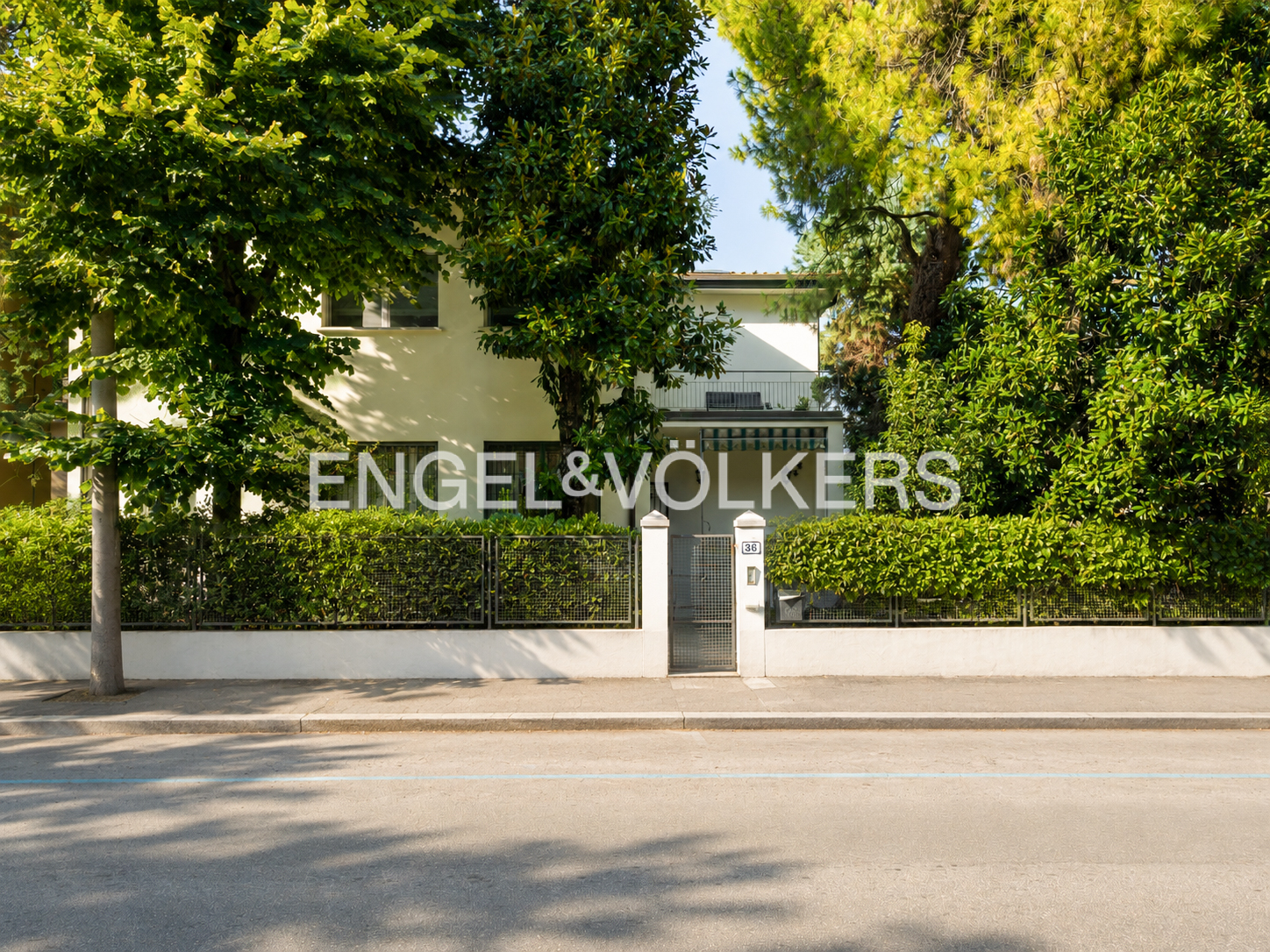 Spacious apartment in a villa with a garden, just minutes from Bologna city center