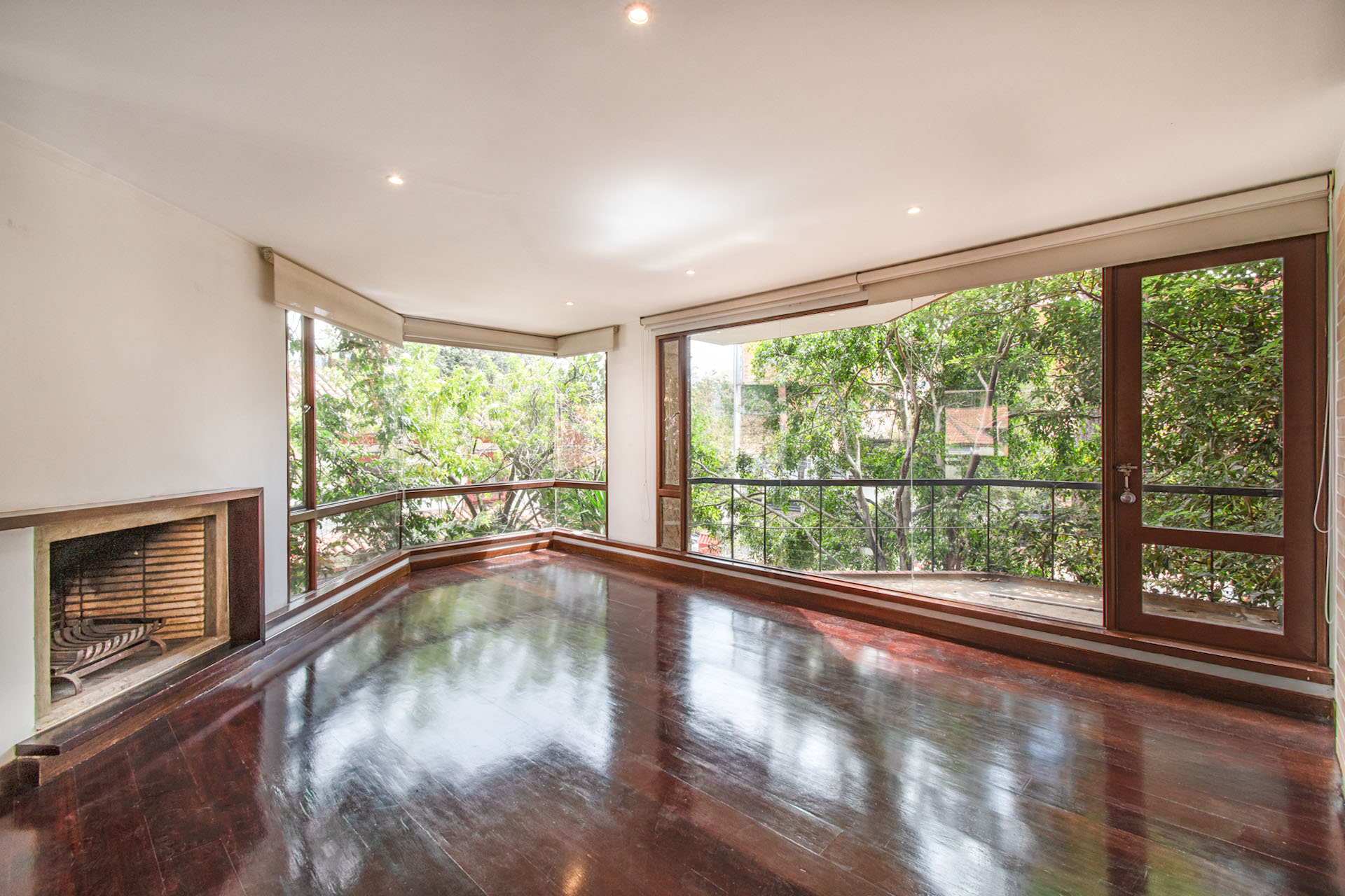 Apartamento con amplio balcón y vista verde para venta en el Nogal