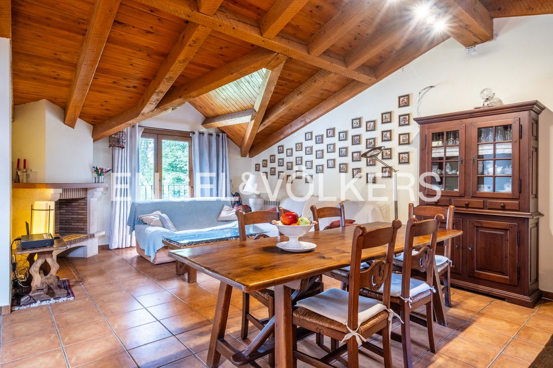 Charming duplex penthouse with 4 bedrooms in a residential area