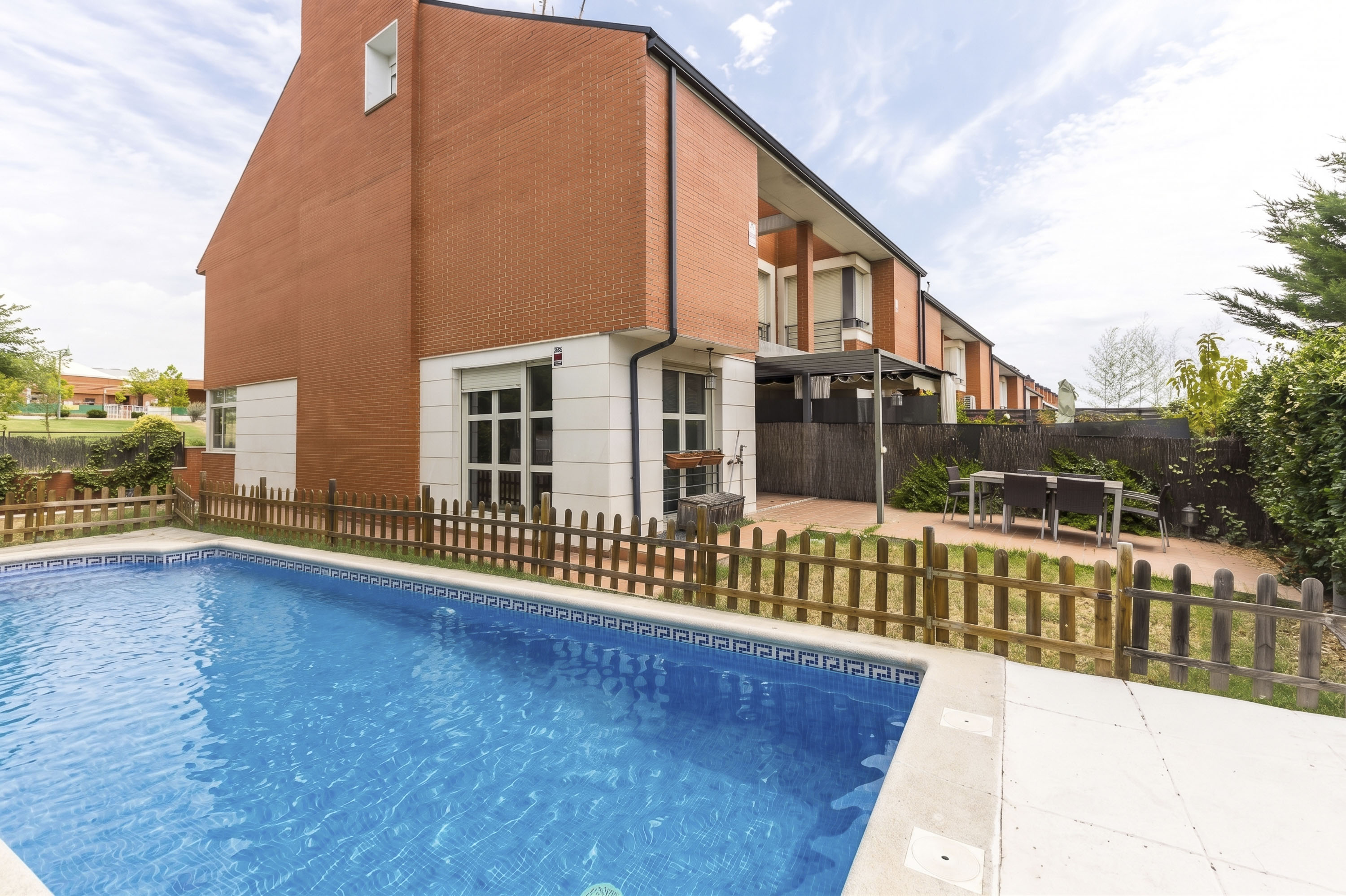 Magnificent corner townhouse in Miramadrid with pool