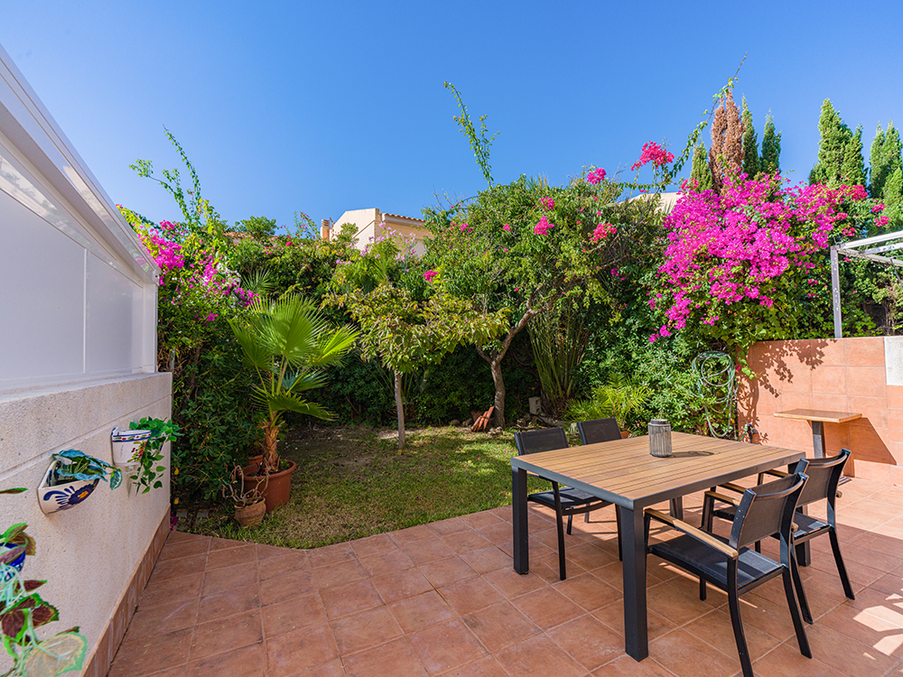 Bungalow with Sea Views Steps from the Beach