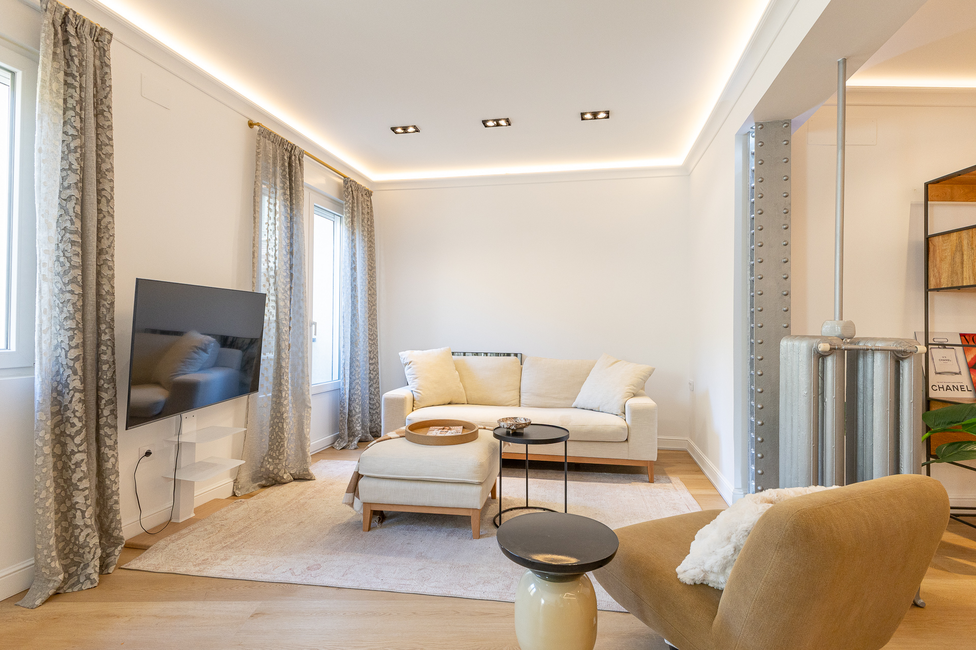 Exclusive 2-Bedroom Luxury Apartment with Avant-Garde Design on Menéndez Pelayo Avenue, Opposite Retiro Park