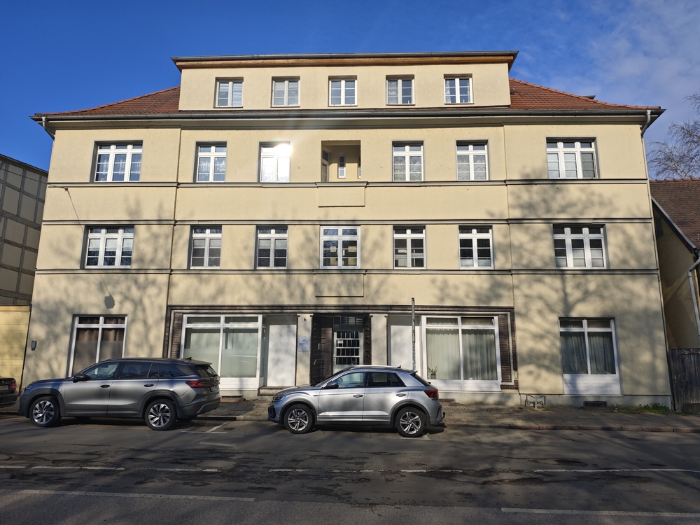 Gepflegtes WGH mit 8 Wohnungen und Parkplätzen in Zentrumslage