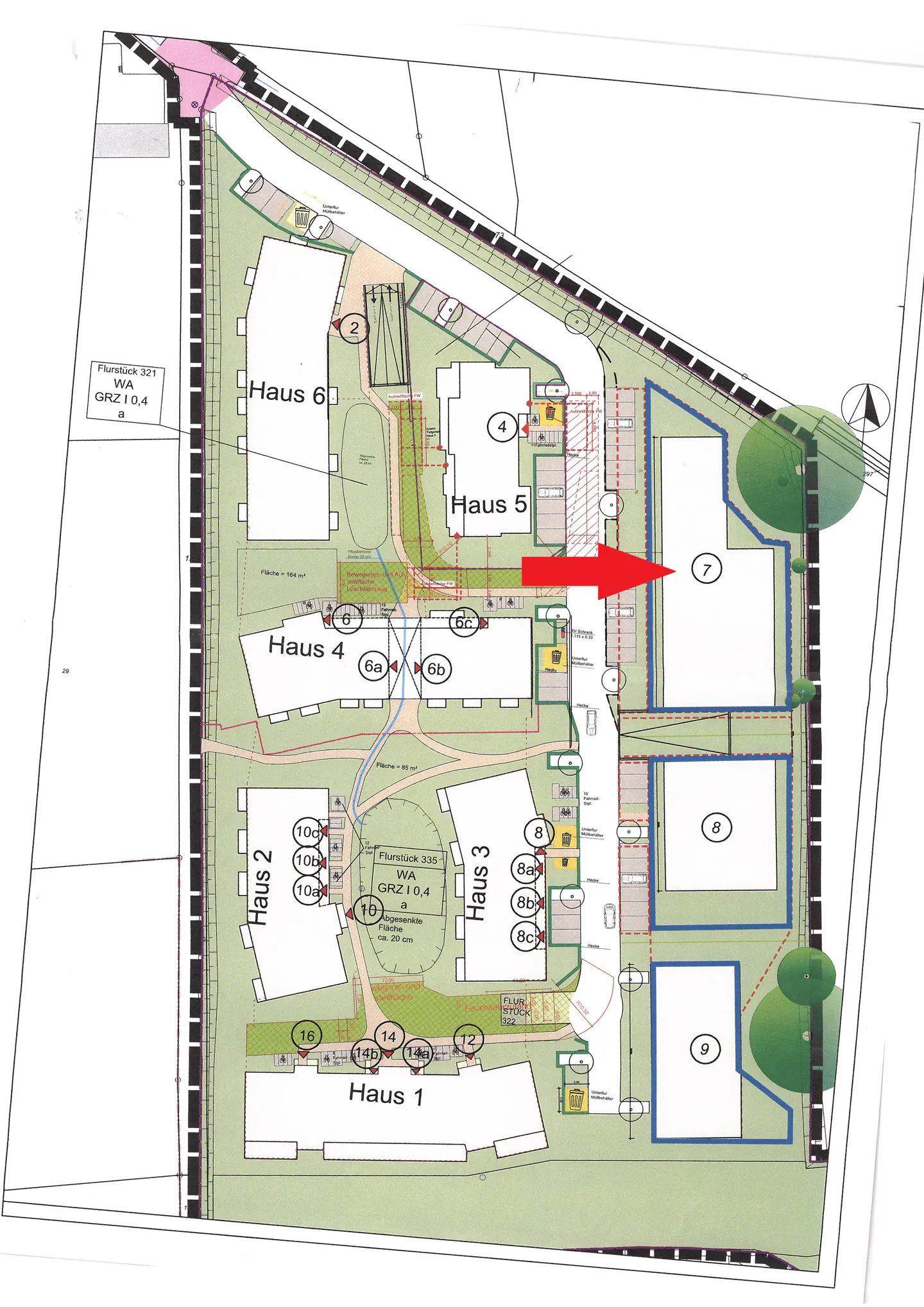 Site plan showing houses 1-9 with green spaces. A red arrow points to house 7.