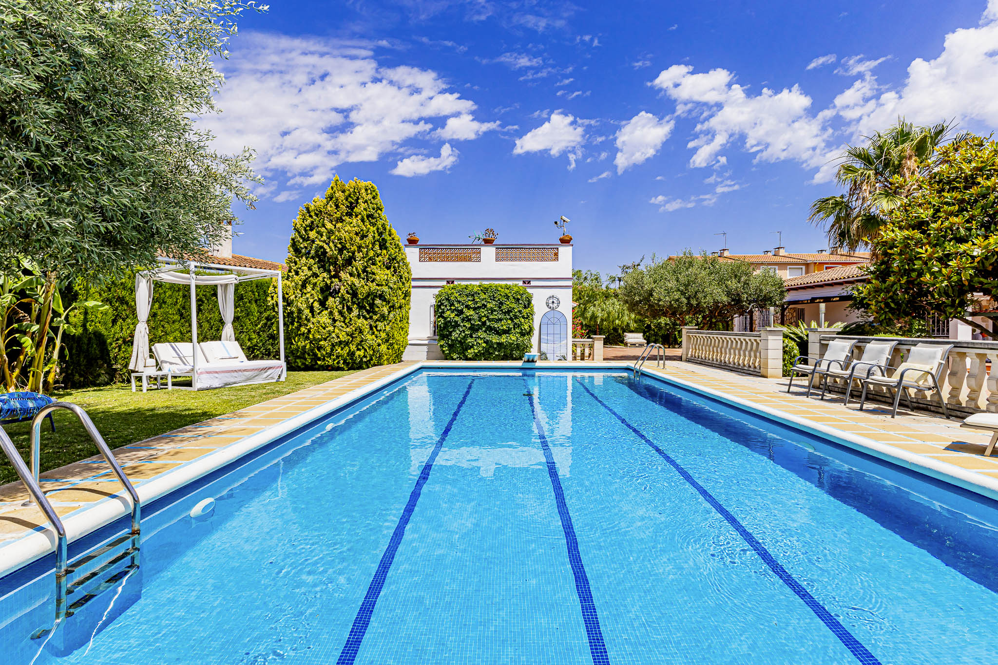 Exclusiva casa unifamiliar d'una sola planta amb gran piscina