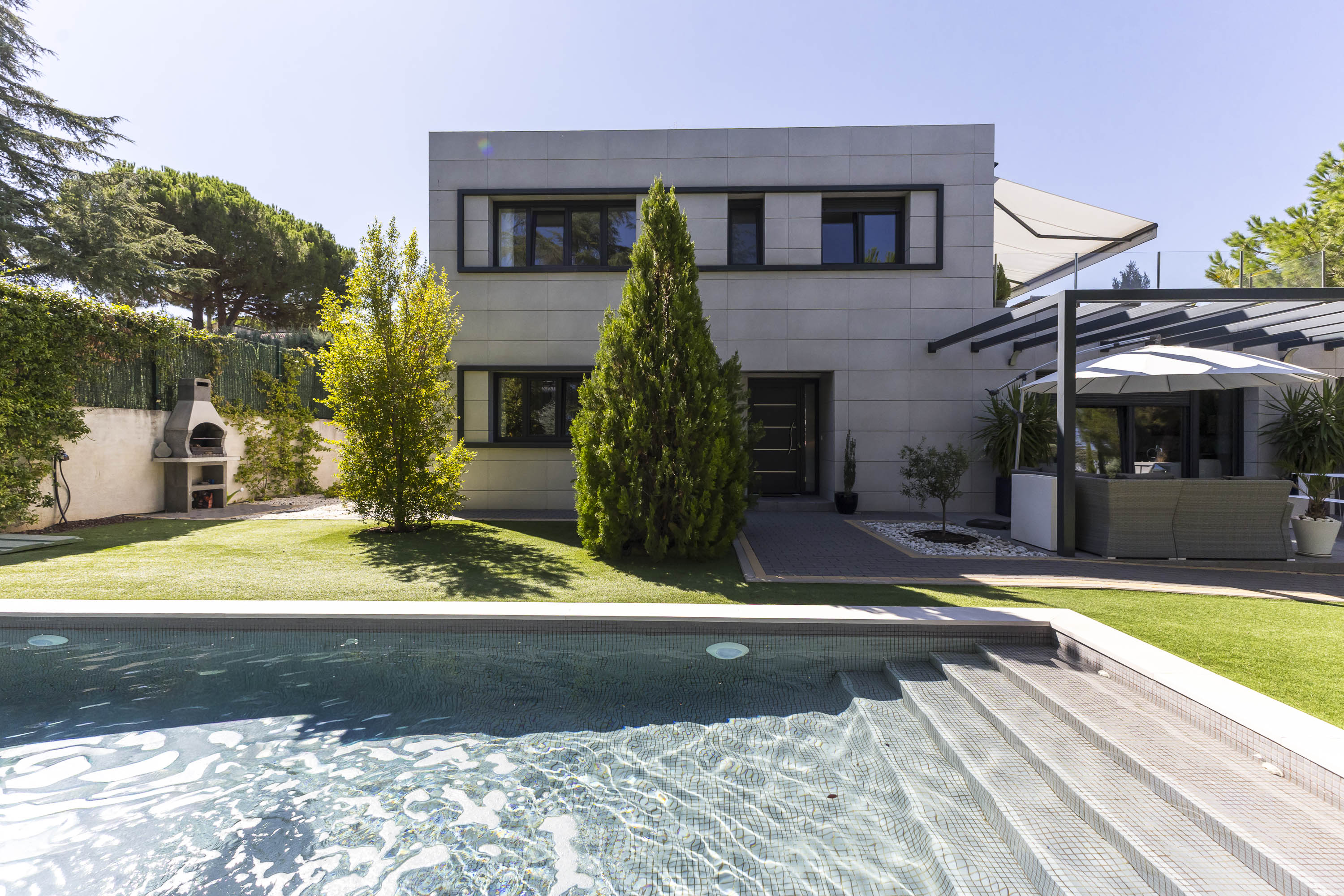 Exclusivo chalet contemporáneo con piscina en Valdemorillo