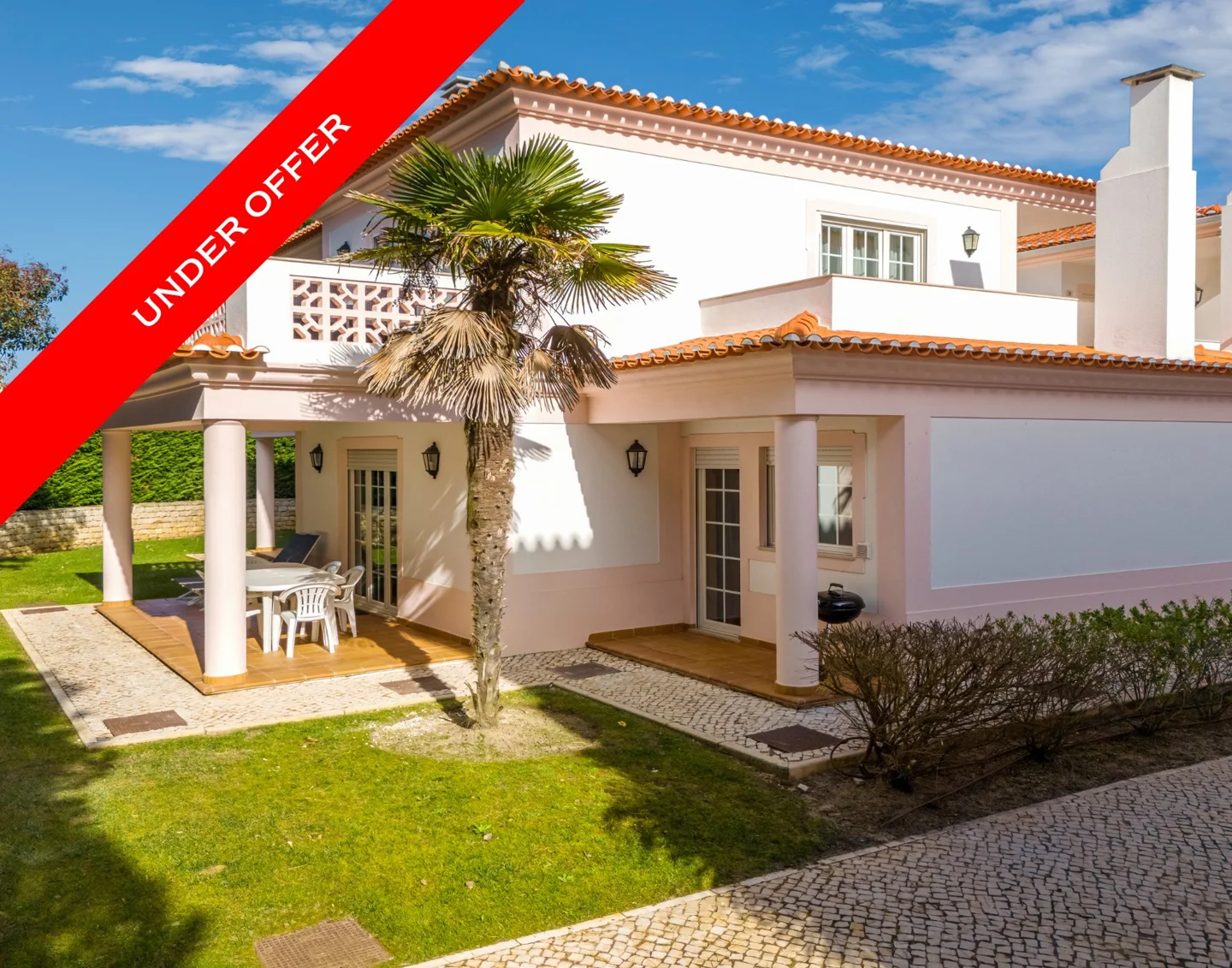 Seaside Elegance: 3-Bed Retreat with Pool, Golf Access, and Óbidos & Peniche Charm!