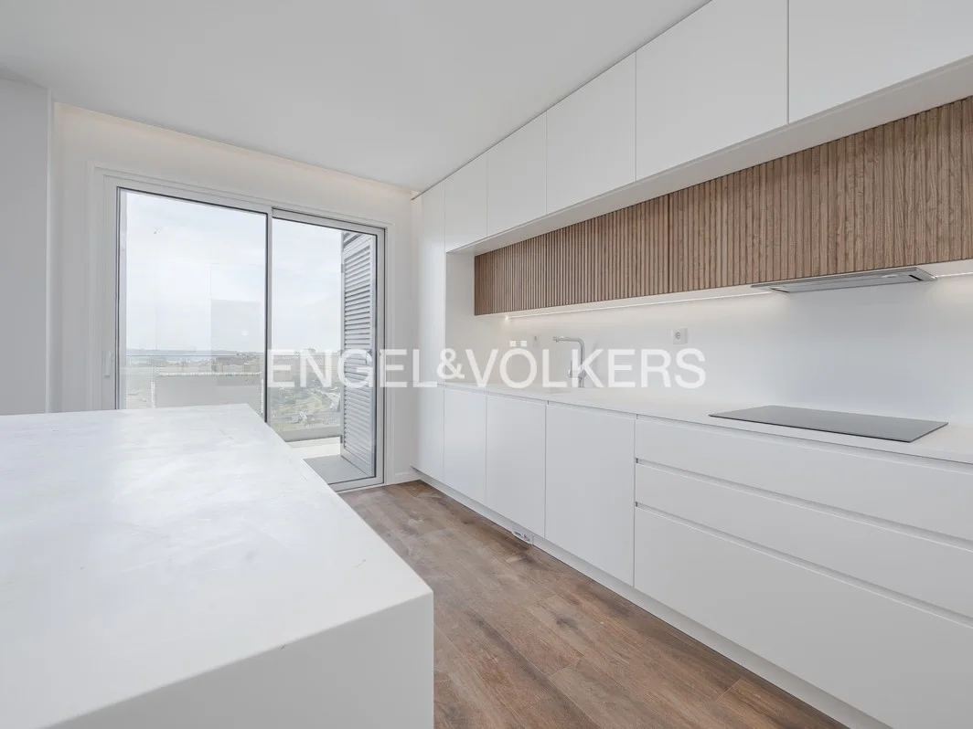 3-bedroom Apartment with View and Closed Garage