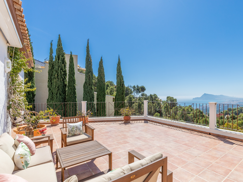 Classic villa with sea and mountain views