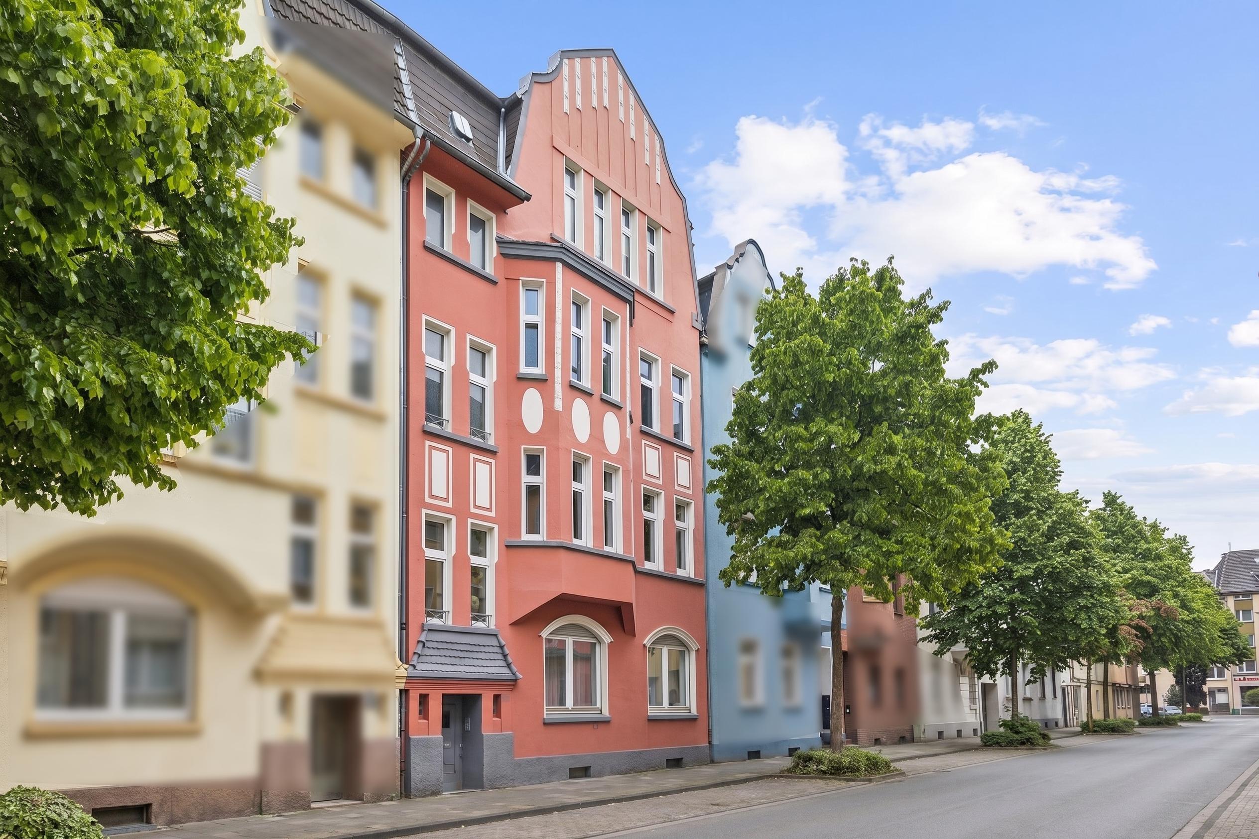 Old-world charm meets modernity – stylish 3.5-room apartment with a flexible living concept
